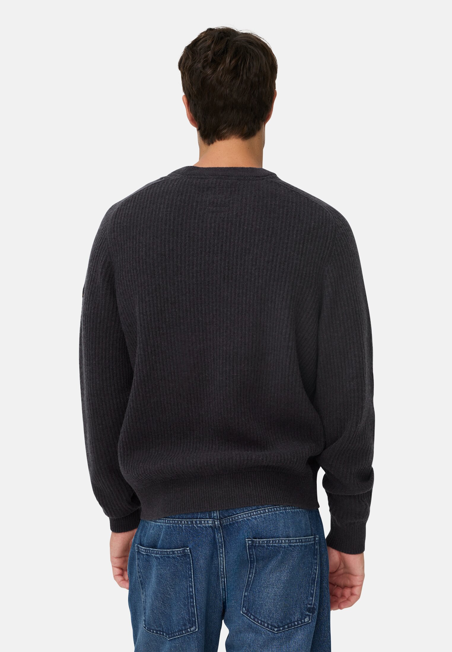 Herren Pullover aus reiner Wolle Navyblau getragen hinten