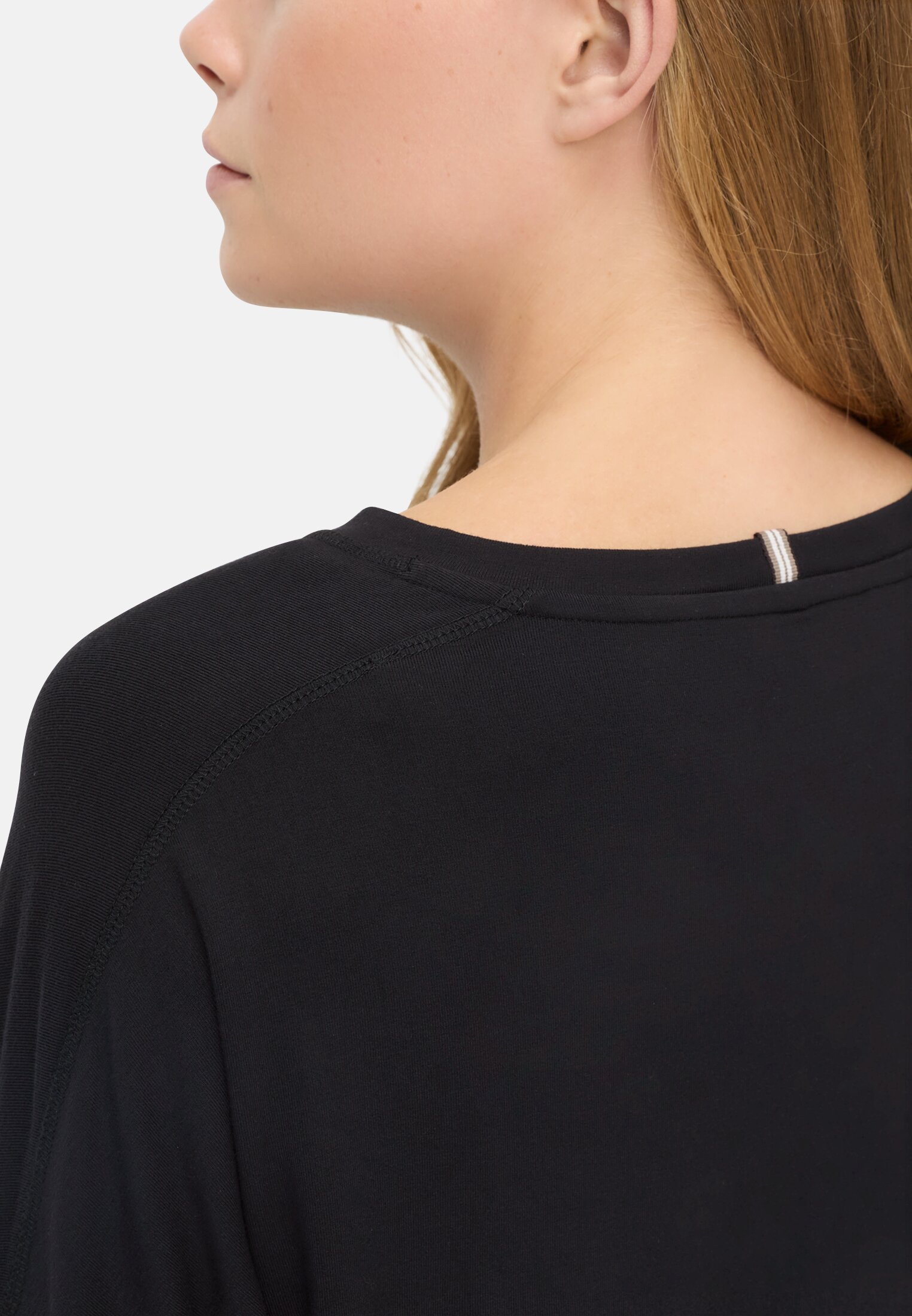 Women Long-sleeved shirt with a crew neck Caviar worn detail close