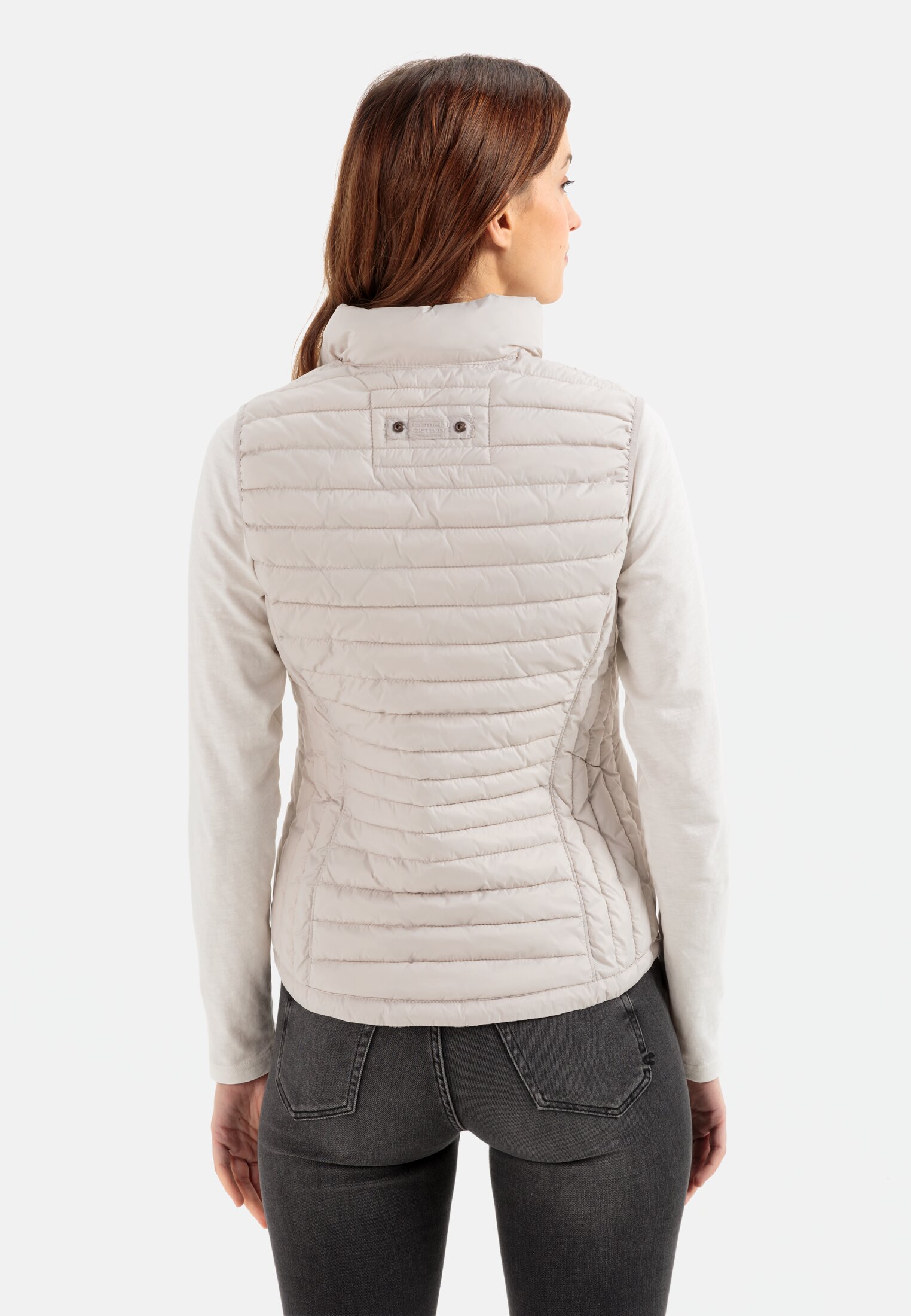 Damen Steppweste aus 100% recyceltem Material Weiß getragen hinten