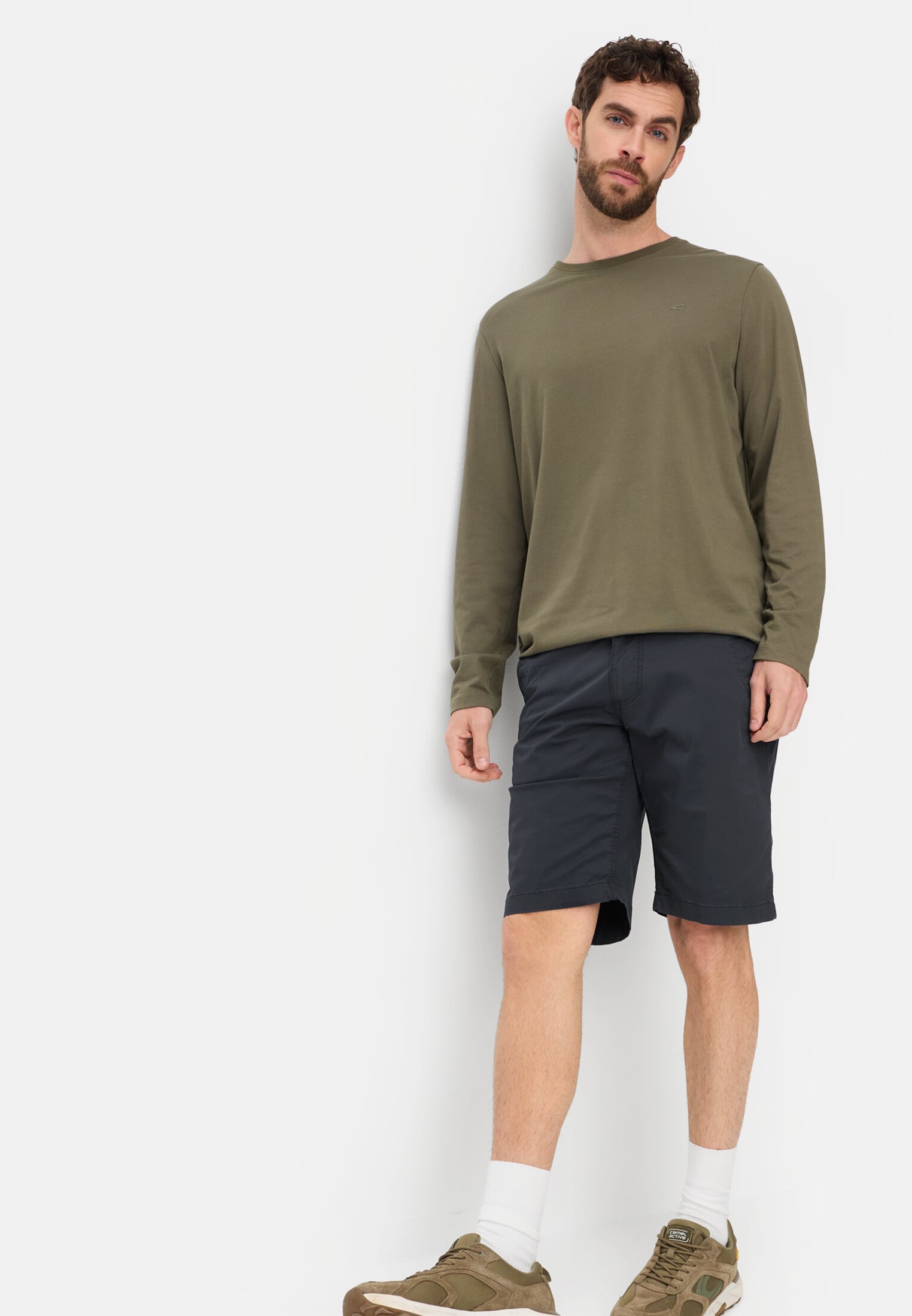 Men Bermuda shorts with zipper Dark Blue worn emotional