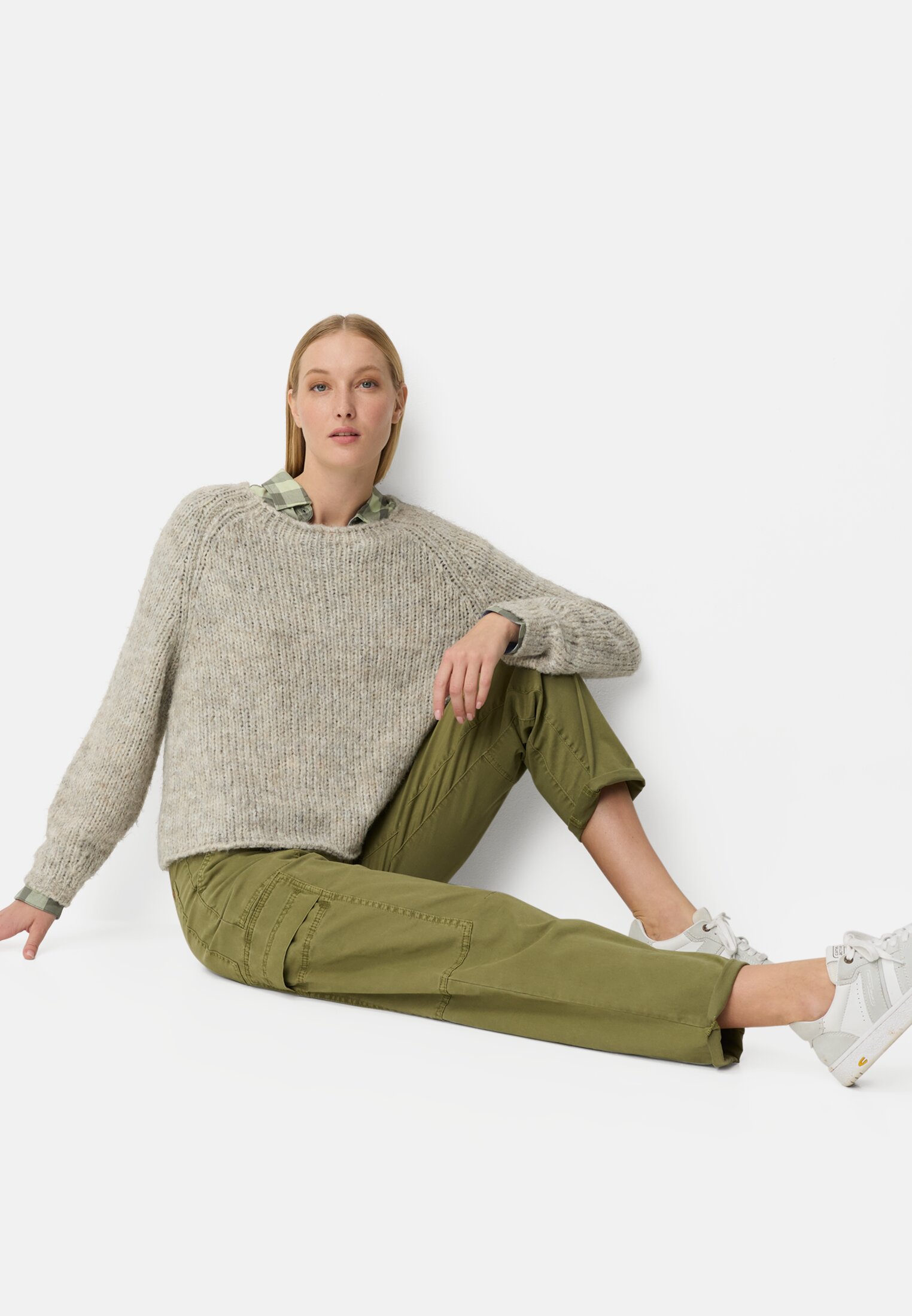 Damen Cargo Hose aus Baumwollmix Oliv getragen emotional