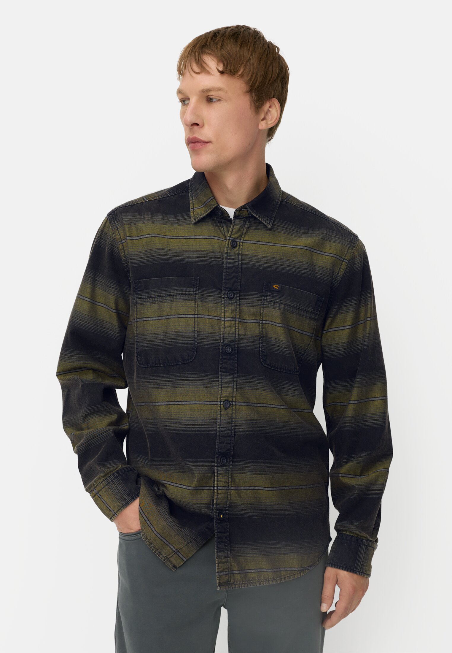 Herren Hemd mit Brusttaschen Olive Green getragen vorn