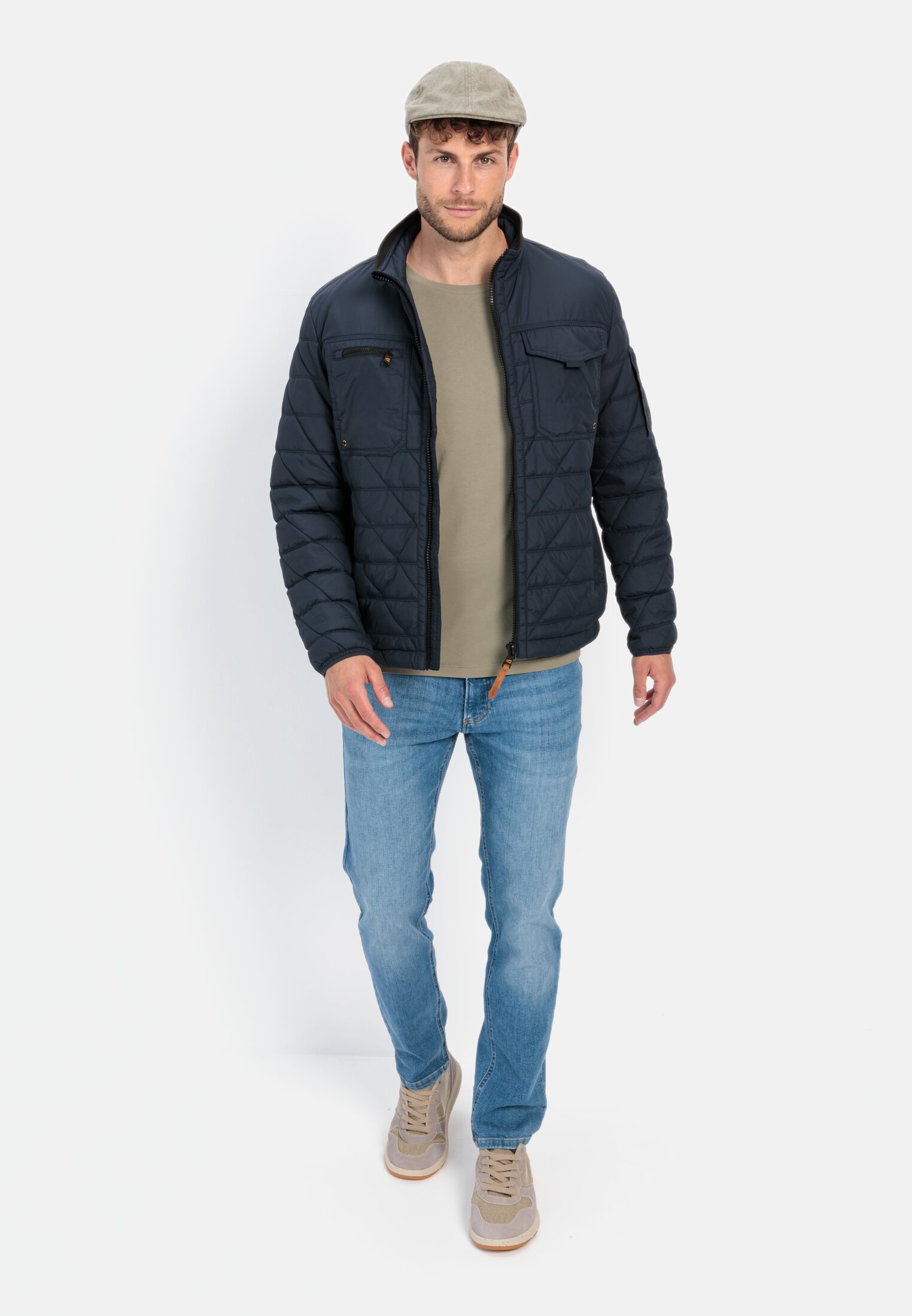 Herren Basic T-Shirt mit Rundhals aus Organic Cotton Khaki getragen vorne Ganzkörper