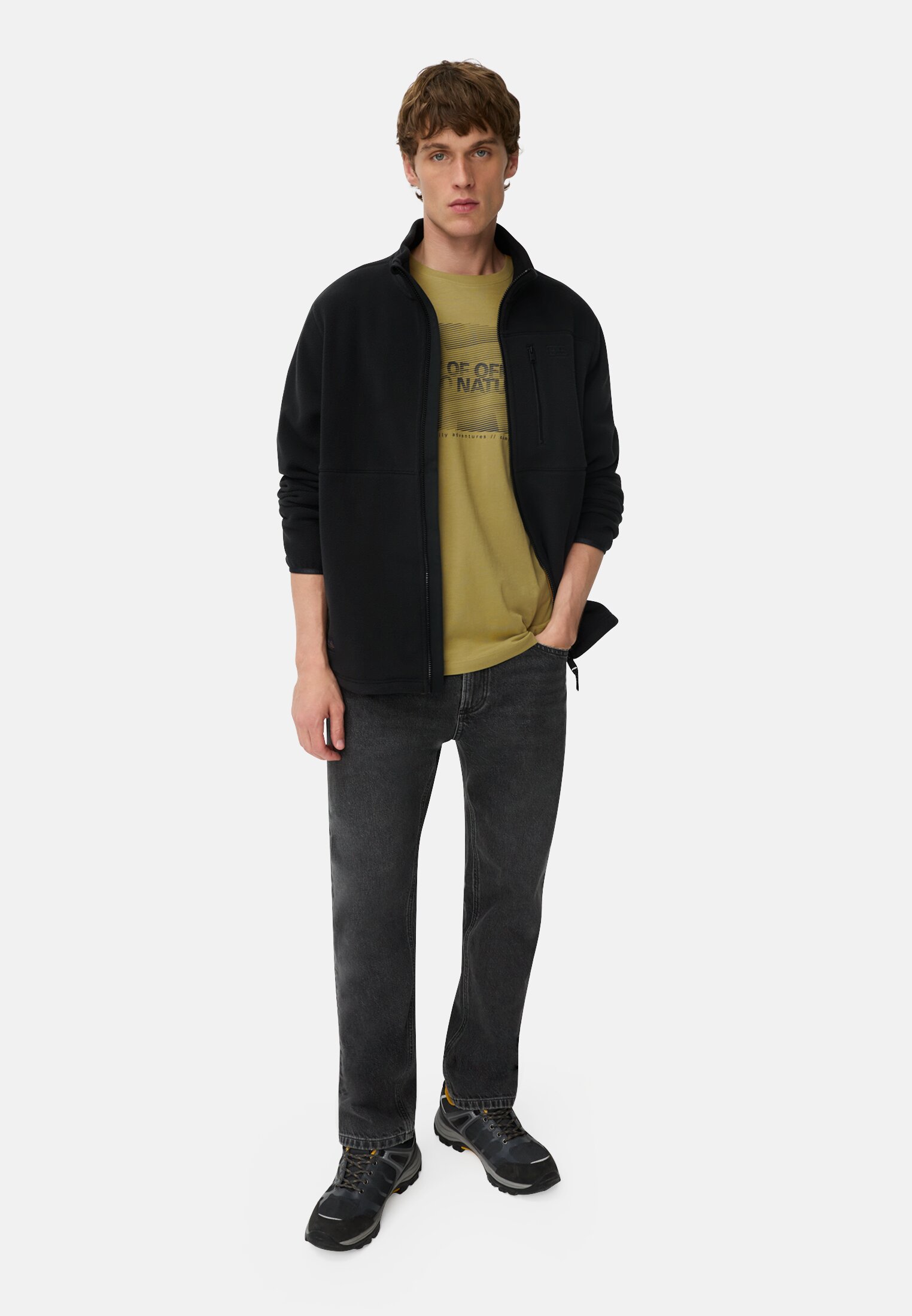 Herren T-Shirt mit Print aus nachhaltigem Organic Cotton Moosstein getragen vorne Ganzkörper