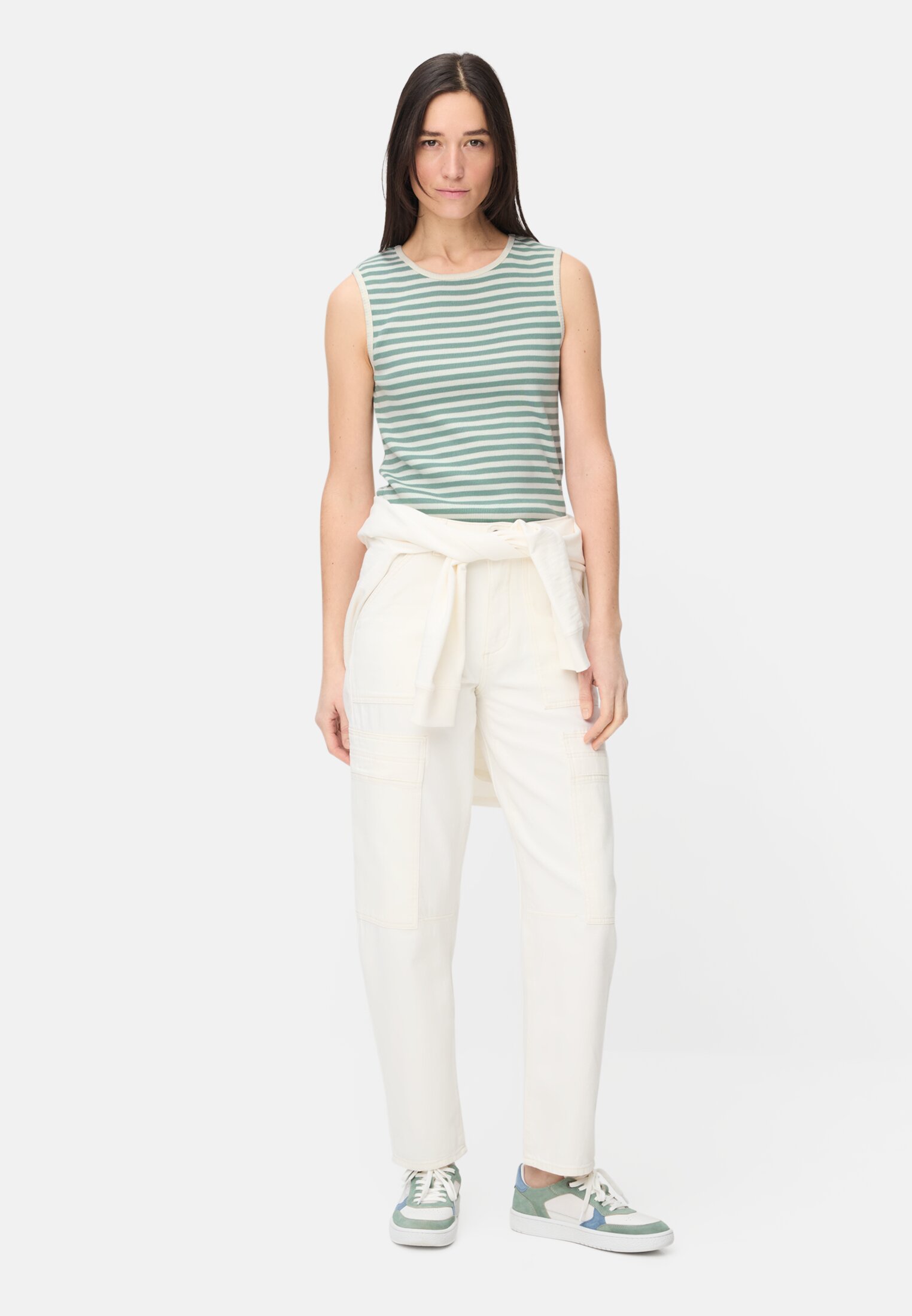 Damen Top mit Rundhalsausschnitt Jadeblau getragen vorne Ganzkörper