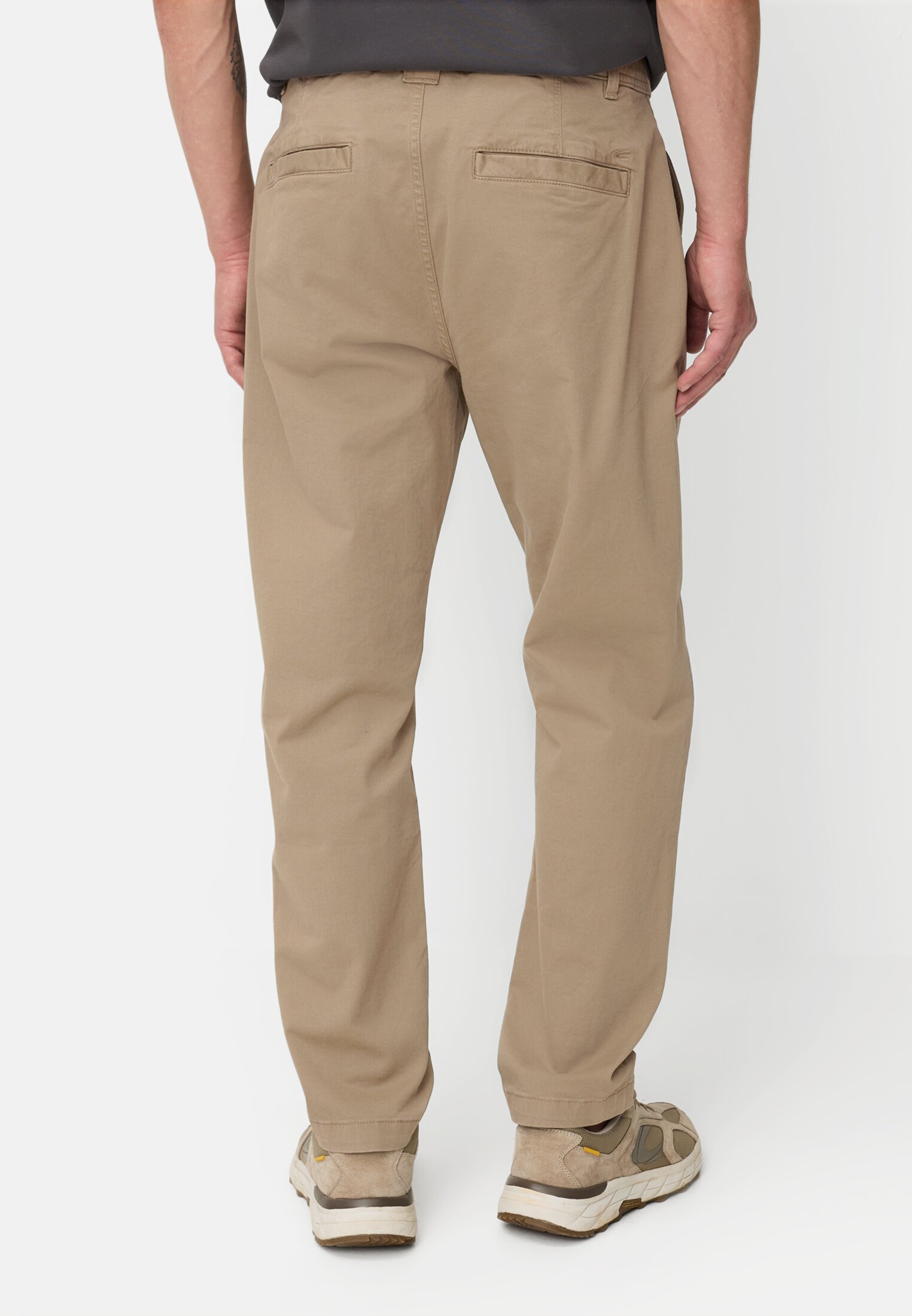 Herren Relaxed Fit Chino mit 2-Wege Stretch Braun getragen hinten