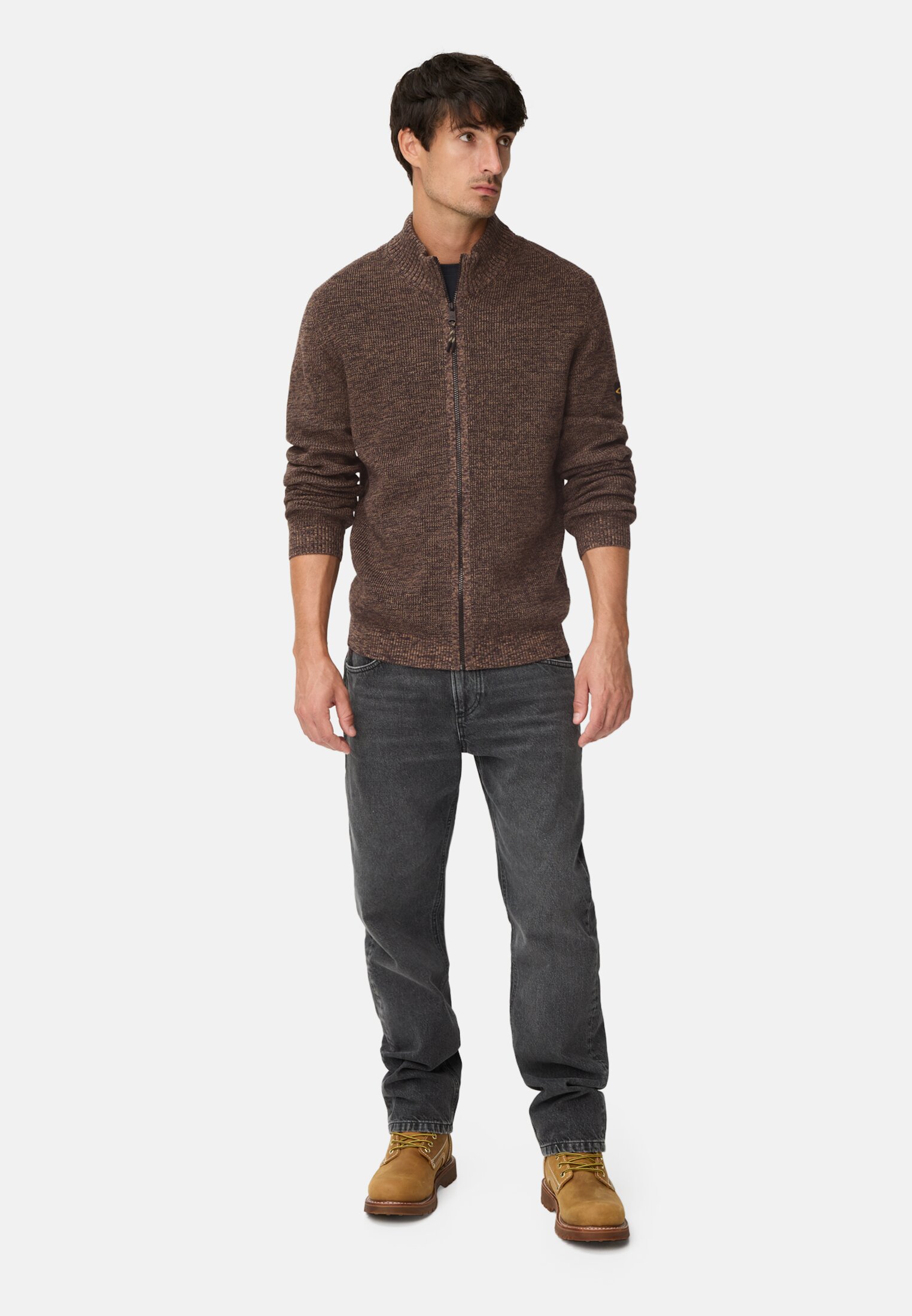 Herren Strickjacke aus einem soften Baumwollmix Dunkelbraun getragen vorne Ganzkörper