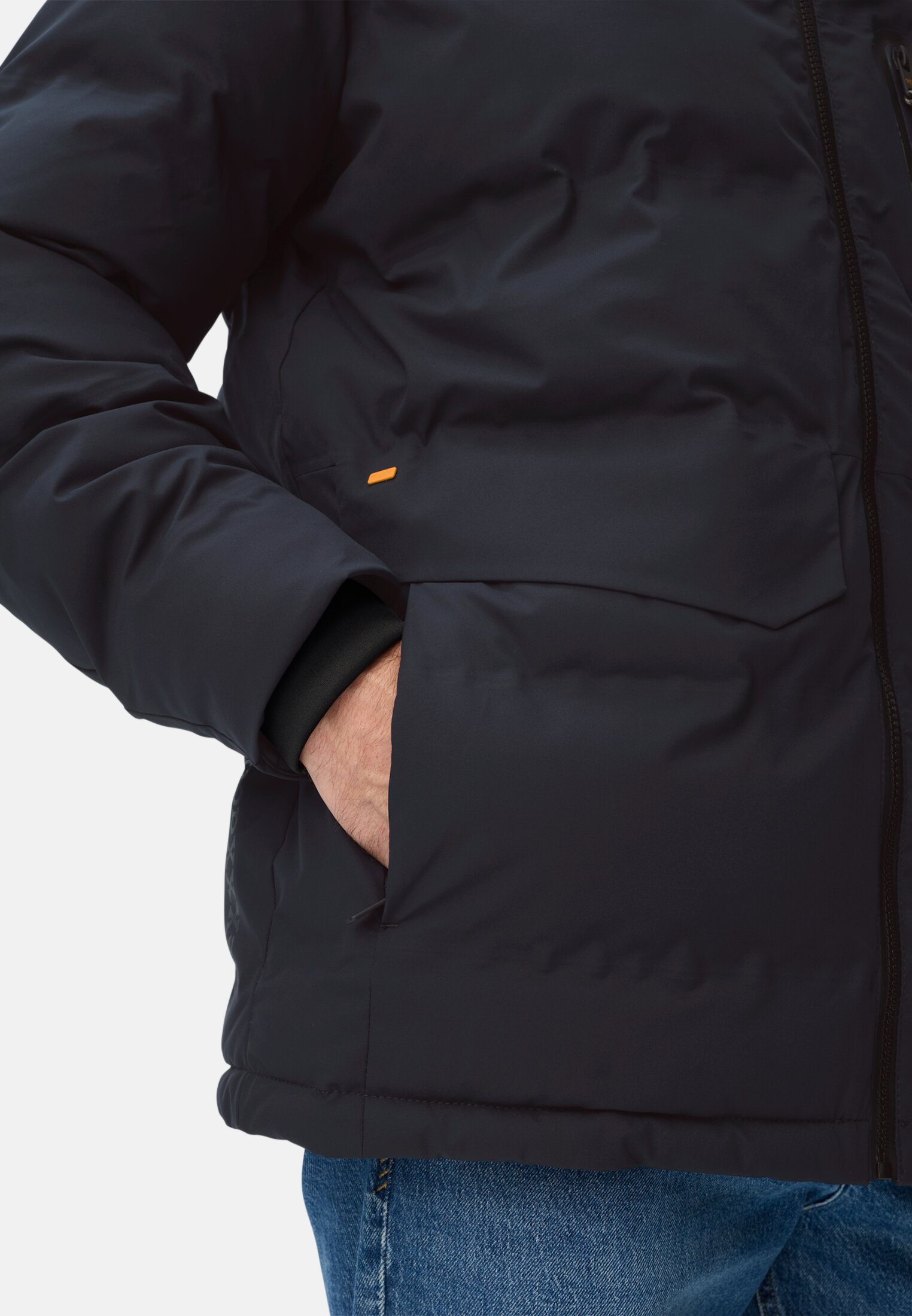 Herren teXXXactive® Funktionsjacke mit versiegelten Nähten Dunkelblau getragen detailliert nah