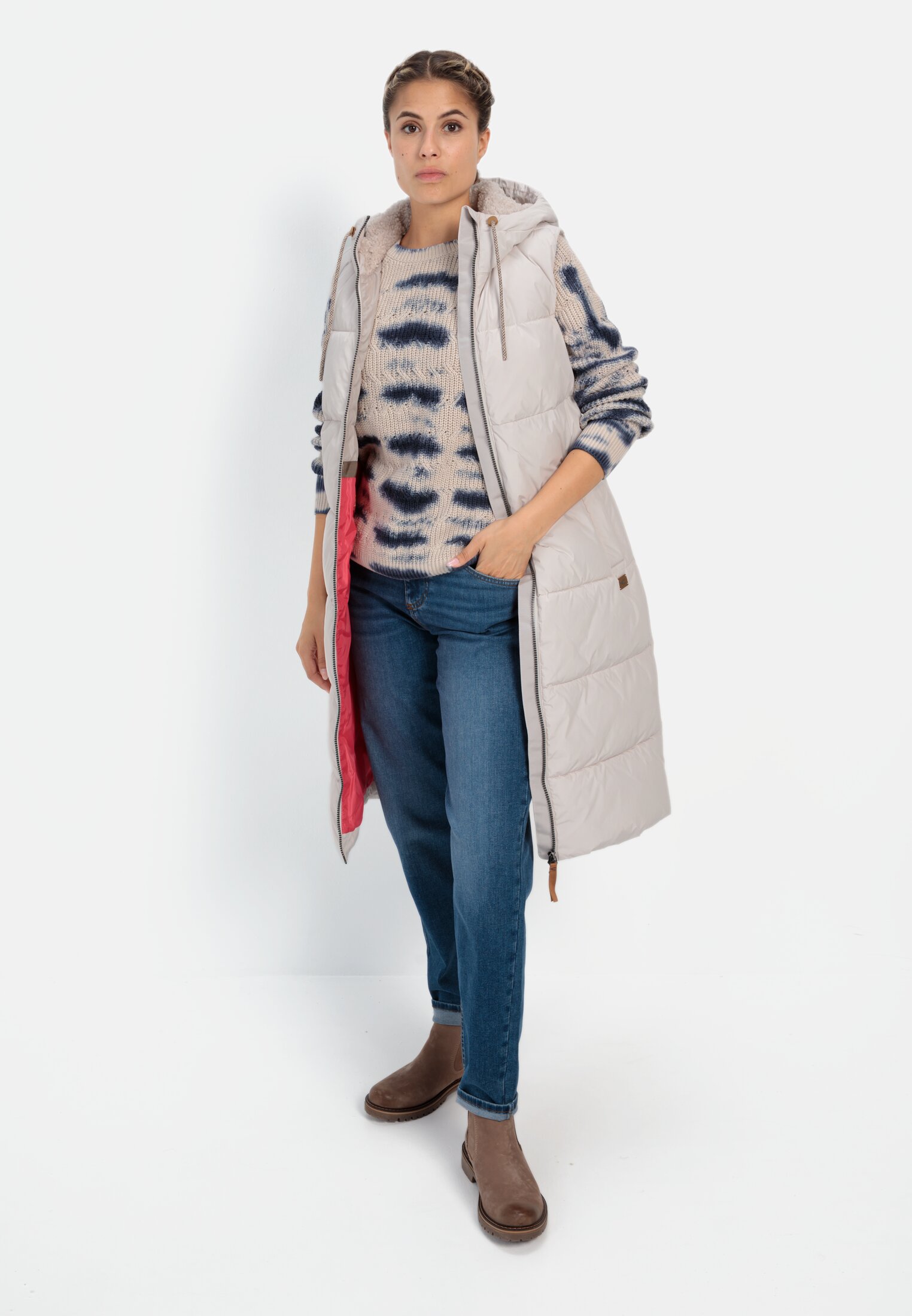 Damen Lange Pufferweste mit Kapuze Pearl getragen vorne Ganzkörper