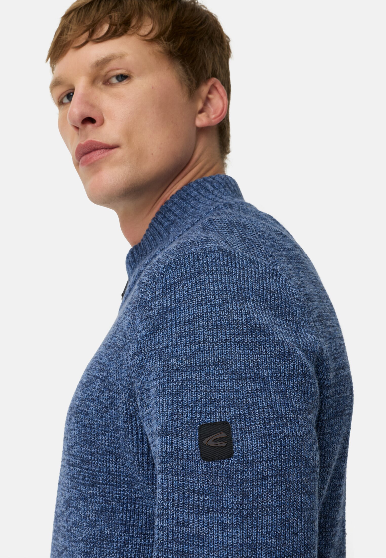 Herren Kerniger Strick-Pullover aus Baumwollgemisch Tintenblau getragen detailliert nah