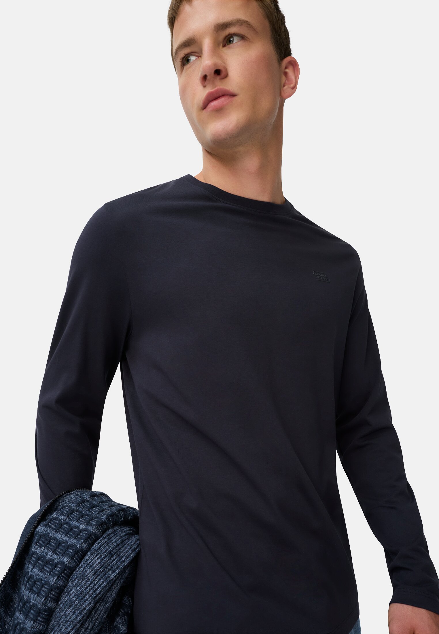 Herren fleXXXactive® Langarmshirt aus einem Baumwollmix Navyblau getragen emotional