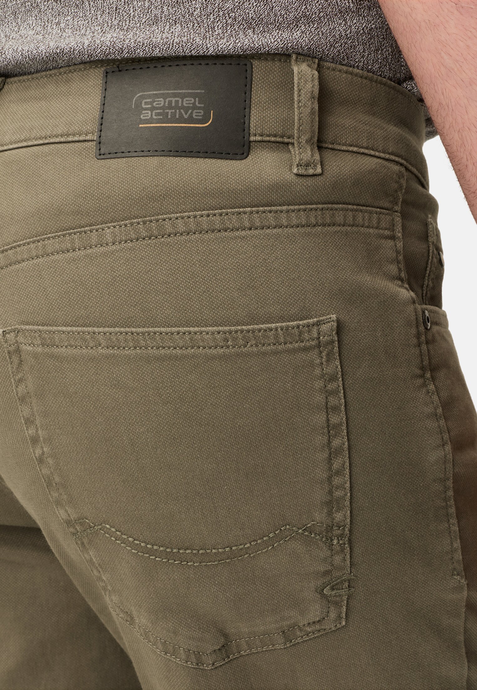 Heren Broek met 5-pocket-design Olijfgroen gedragen detail dichtbij  
