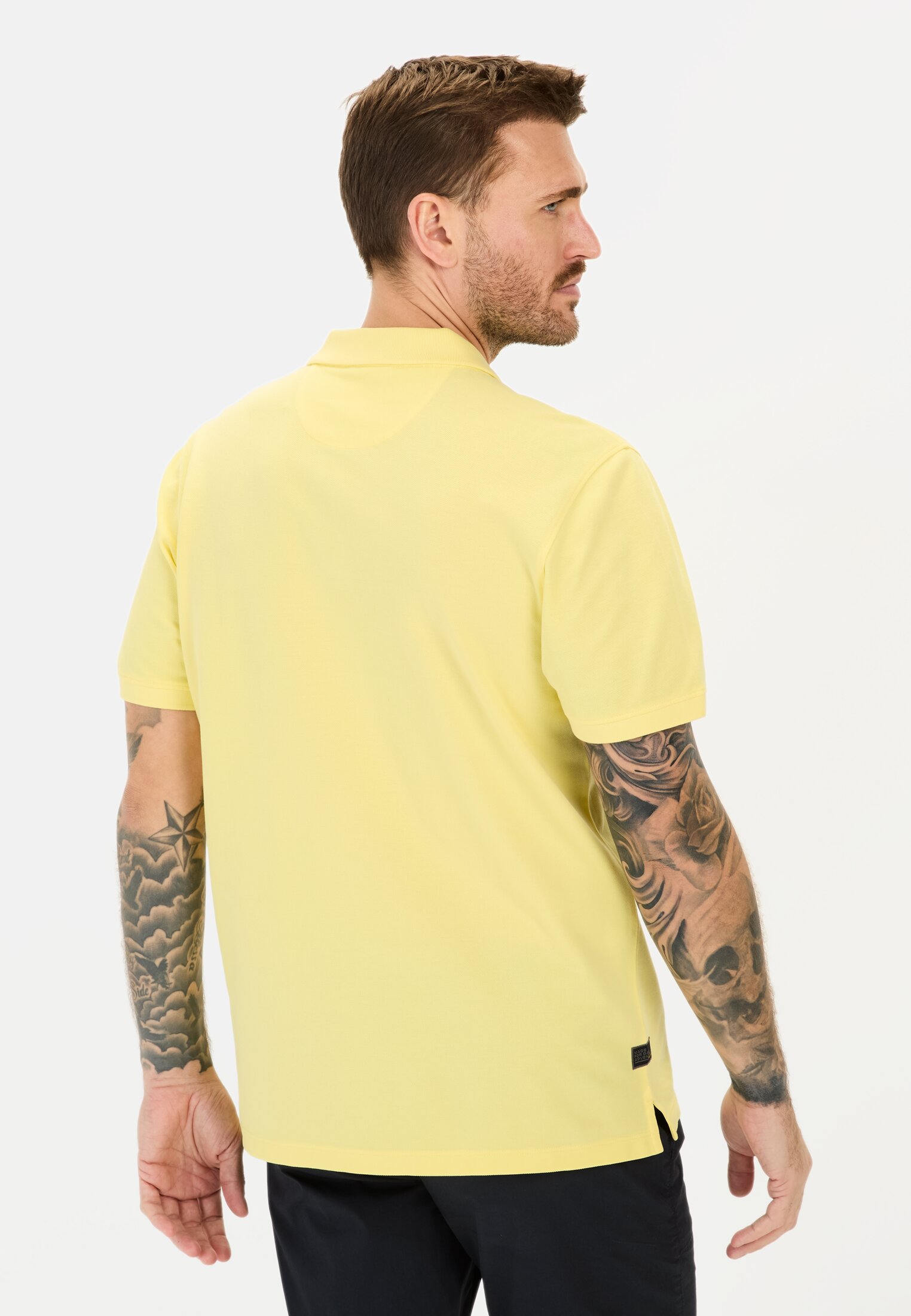 MI_09920-5P00-62_M2-00 Herren Kurzarm Poloshirt aus Baumwolle Gelb getragen hinten