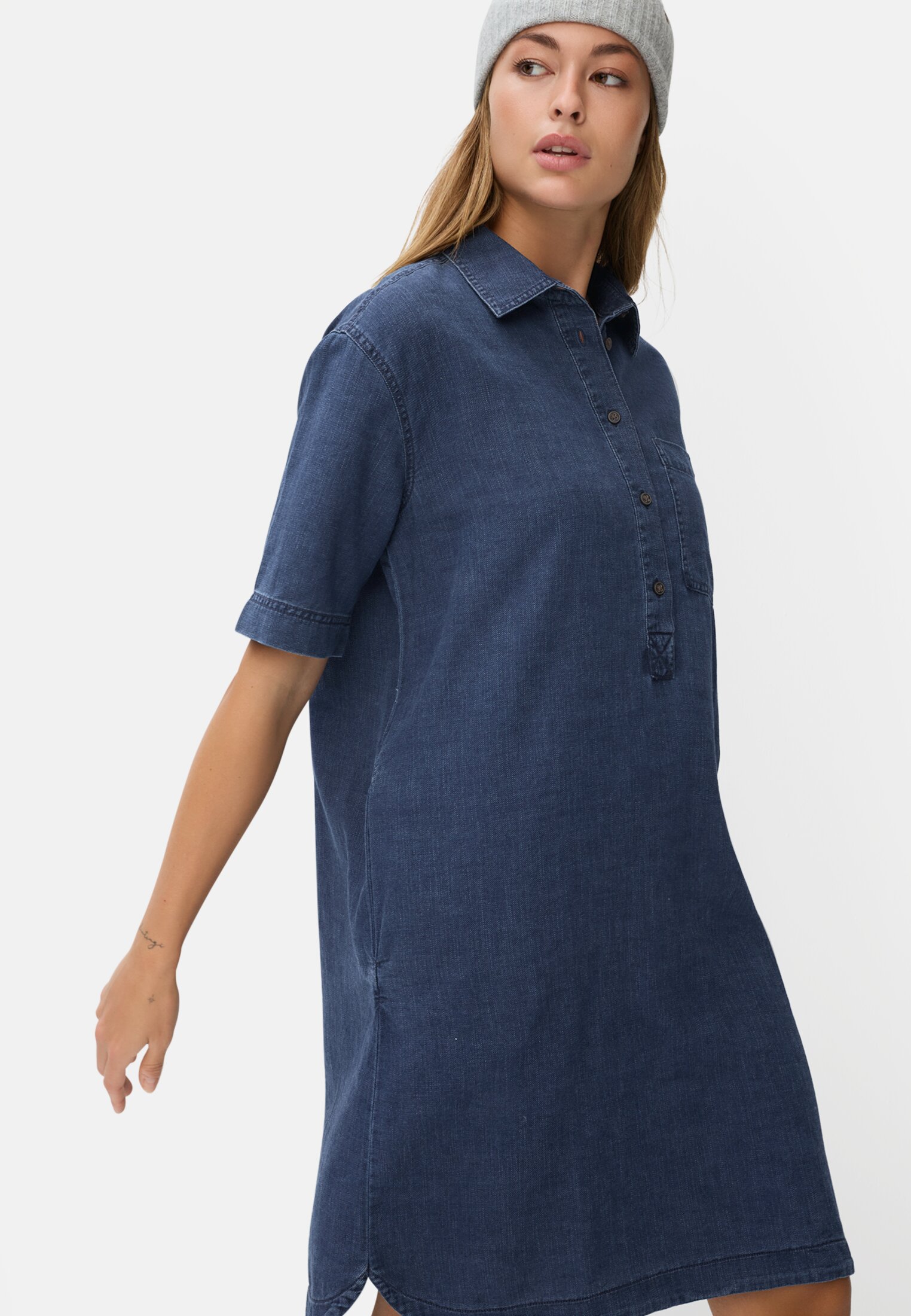 Damen Baumwollkleid mit Brusttasche Indigoblau getragen emotional