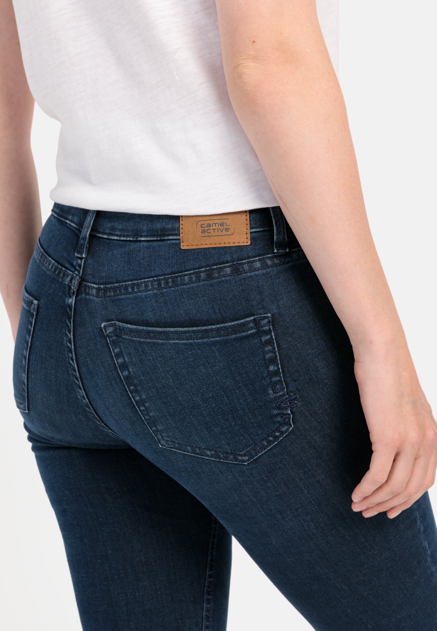 Vrouwen Slank gesneden jeans Blau gedragen detail dichtbij  