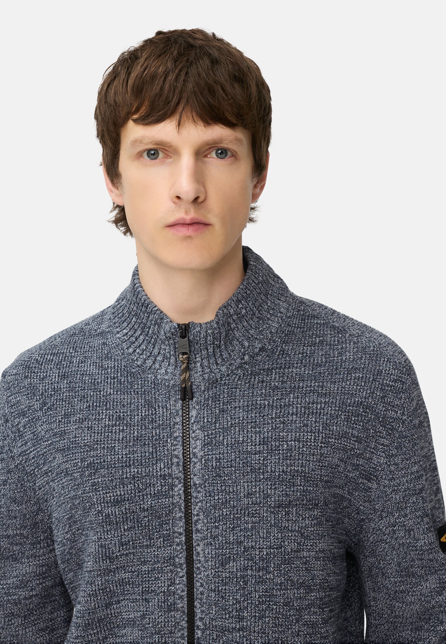 Heren Gebreide cardigan van een zachte katoenmix Inktblauw gedragen detail dichtbij  