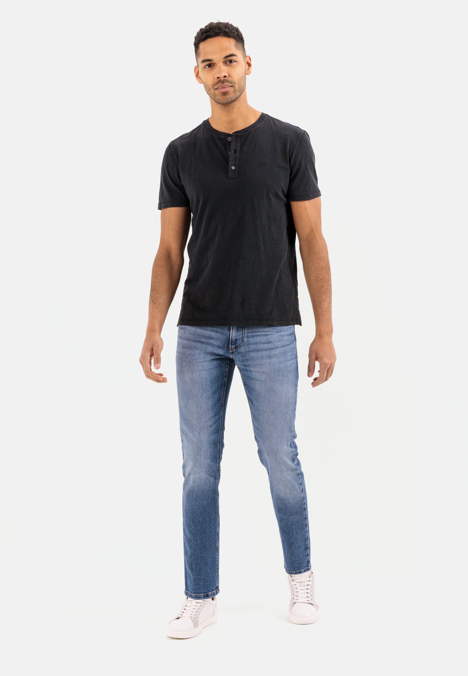 Herren Henley Shirt mit kurzem Arm aus reiner Baumwolle Schwarz getragen vorne Ganzkörper