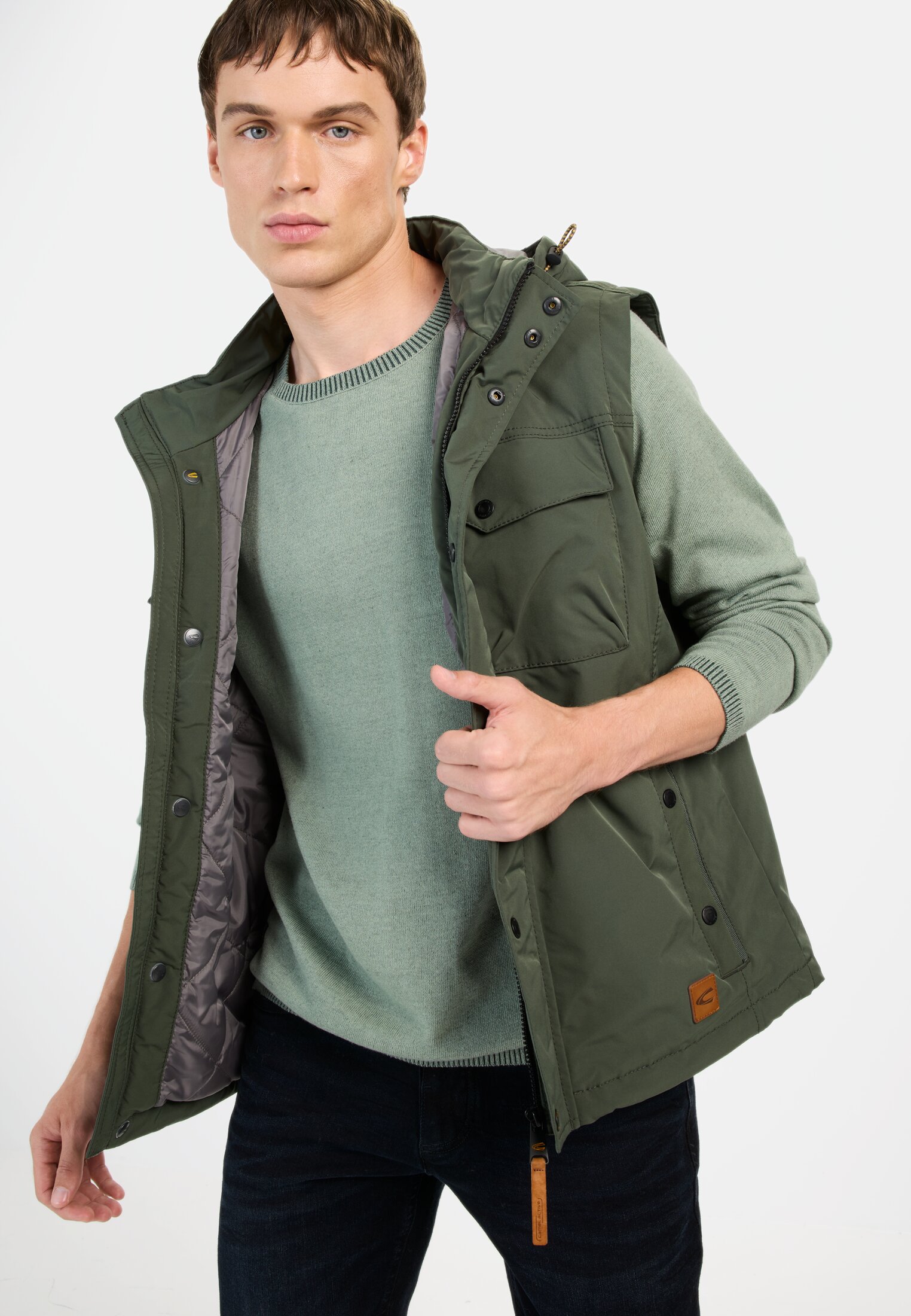 Herren Rundhals Pullover aus reiner Baumwolle Seegras getragen emotional