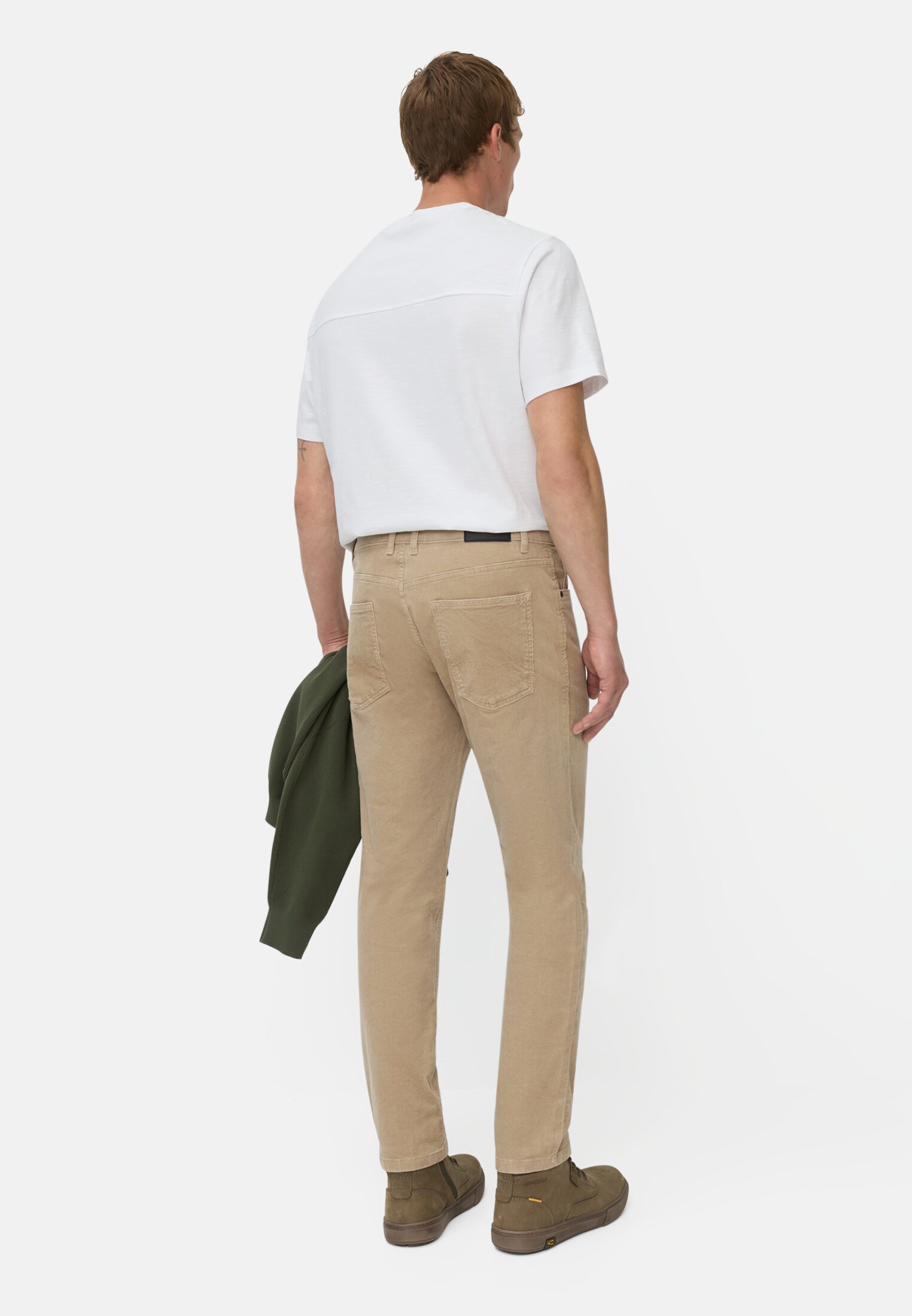Herren 5-Pkt Regular Fit Hose aus Baumwollmix Beige getragen hinten