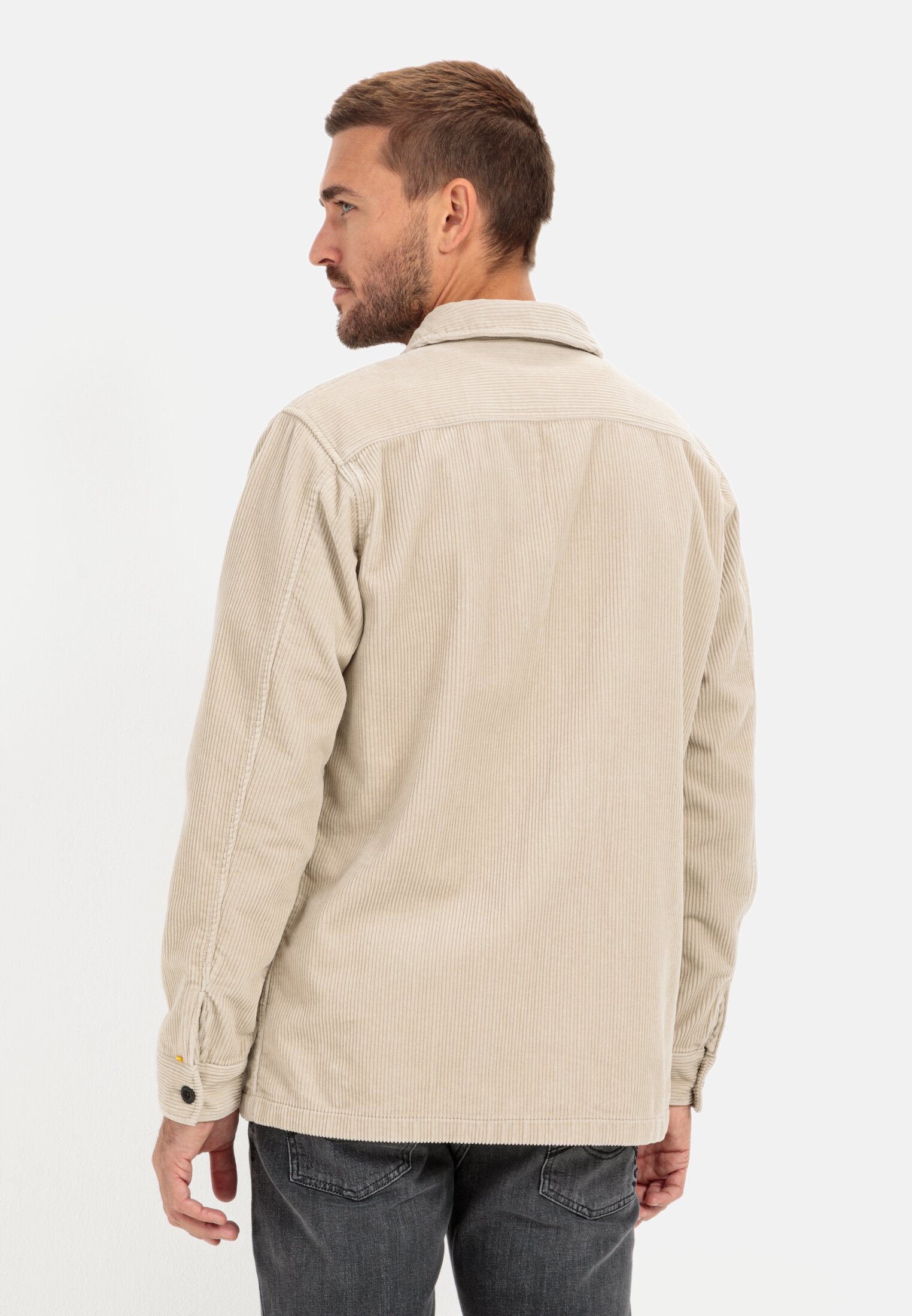 MI_409334-2S44-03_M2-00 Herren Cord Overshirt aus reiner Baumwolle Beige getragen hinten