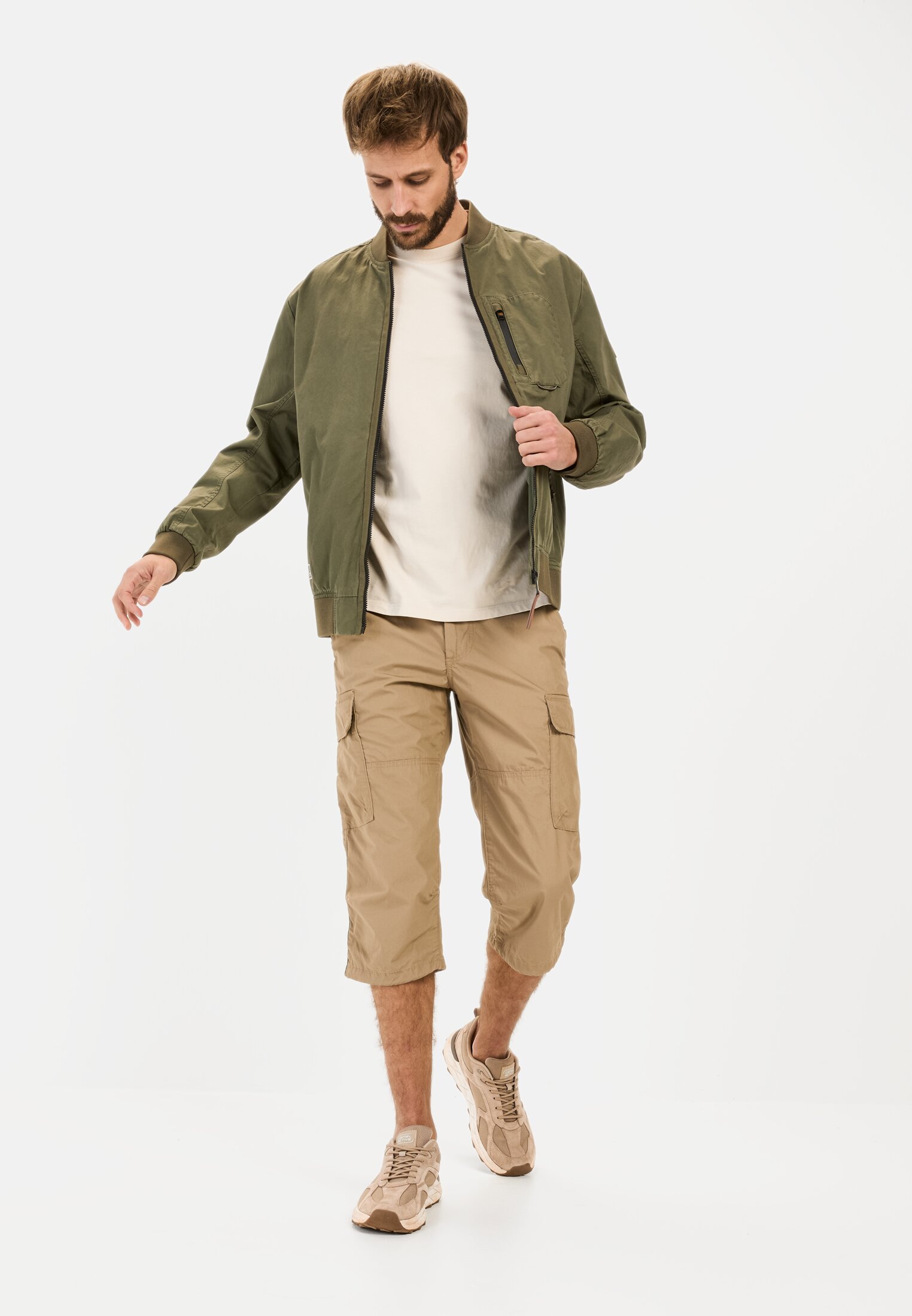 MI_96R58-5F50-19_M3-00 Heren 3/4 cargoshort met regular fit Bruin gedragen voor lichaam compleet