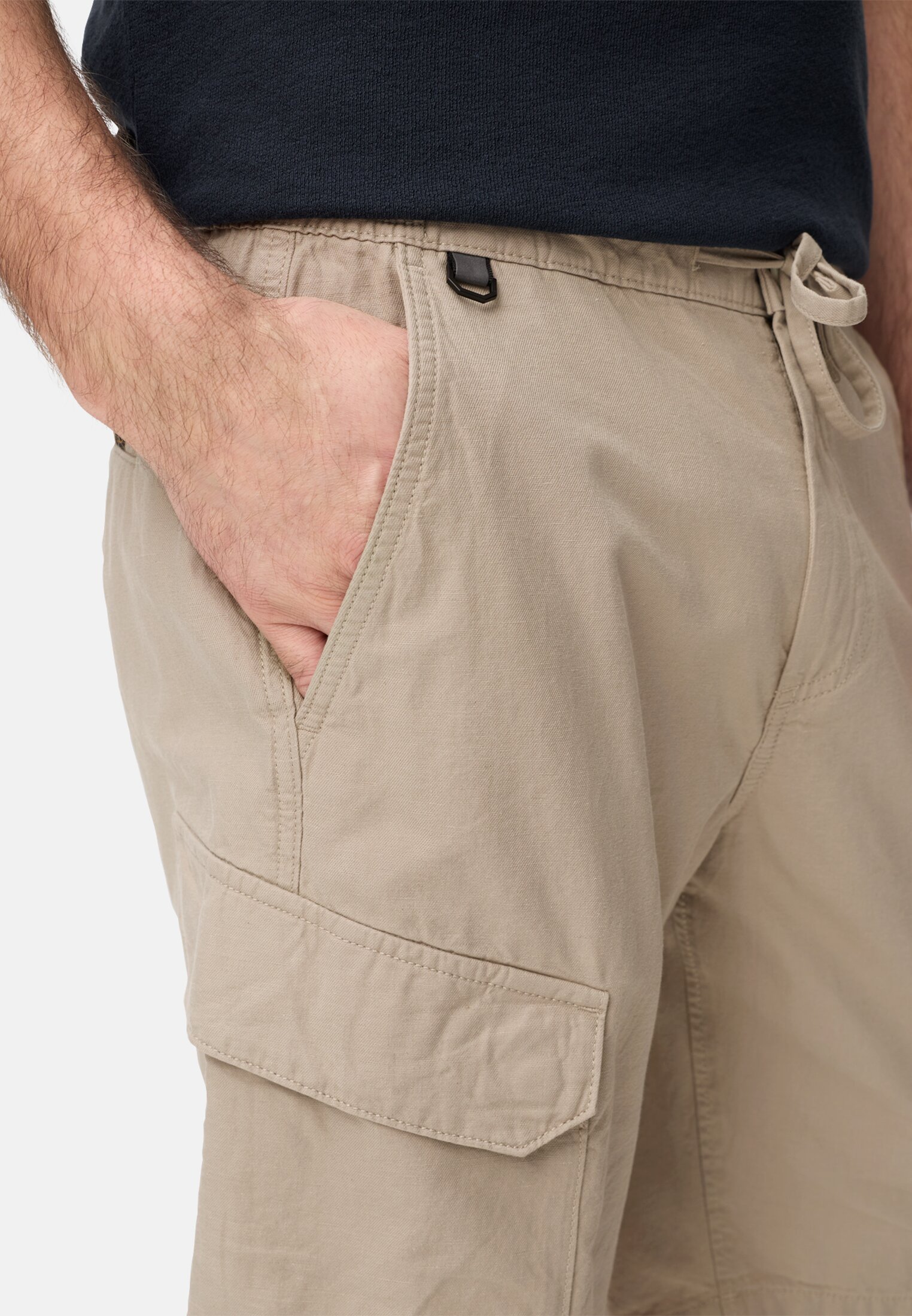 Herren Cargo Shorts mit Tunnelzug Beige getragen detailliert nah