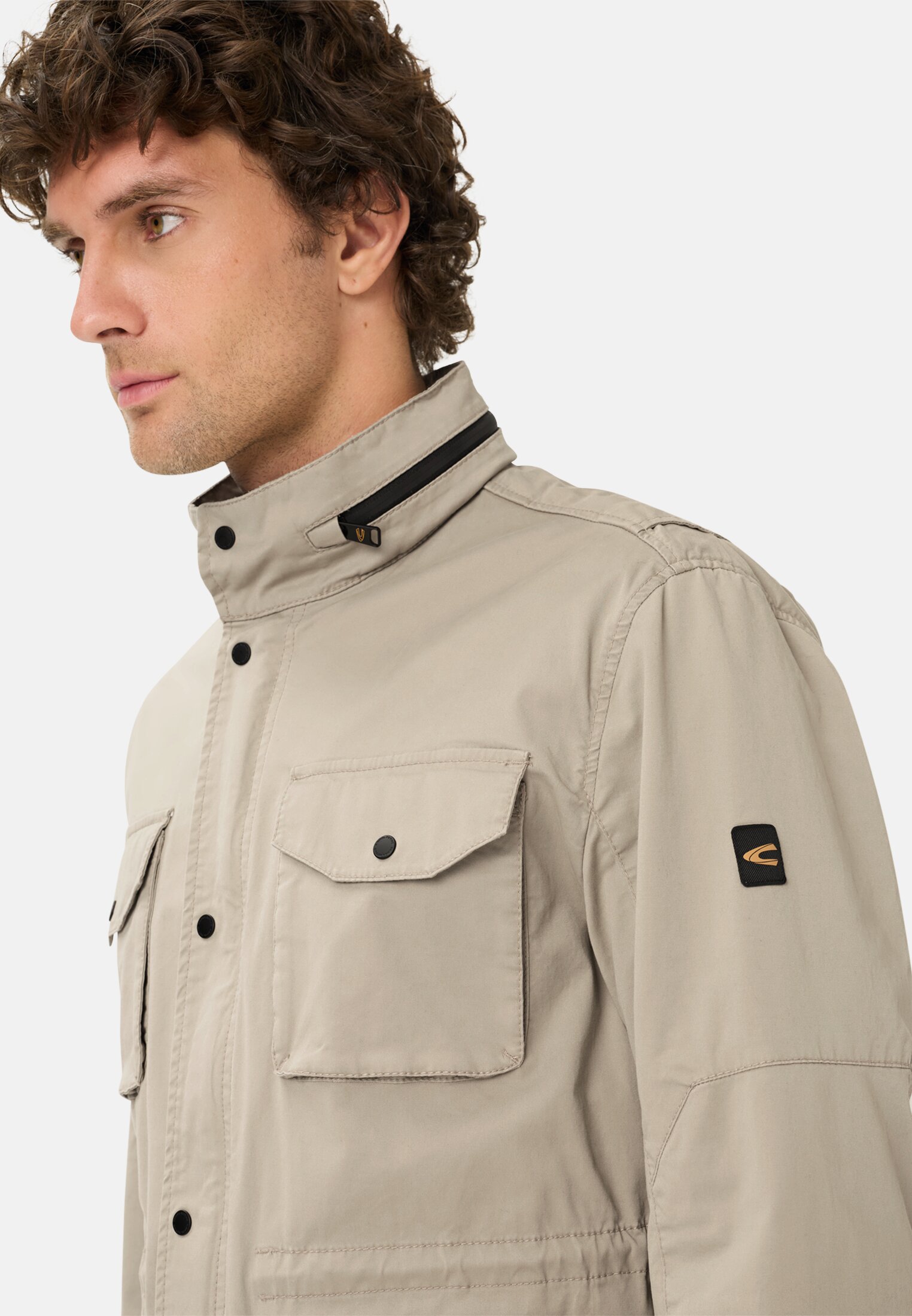 Herren Blouson mit rollbarer Kapuze Beige getragen emotional