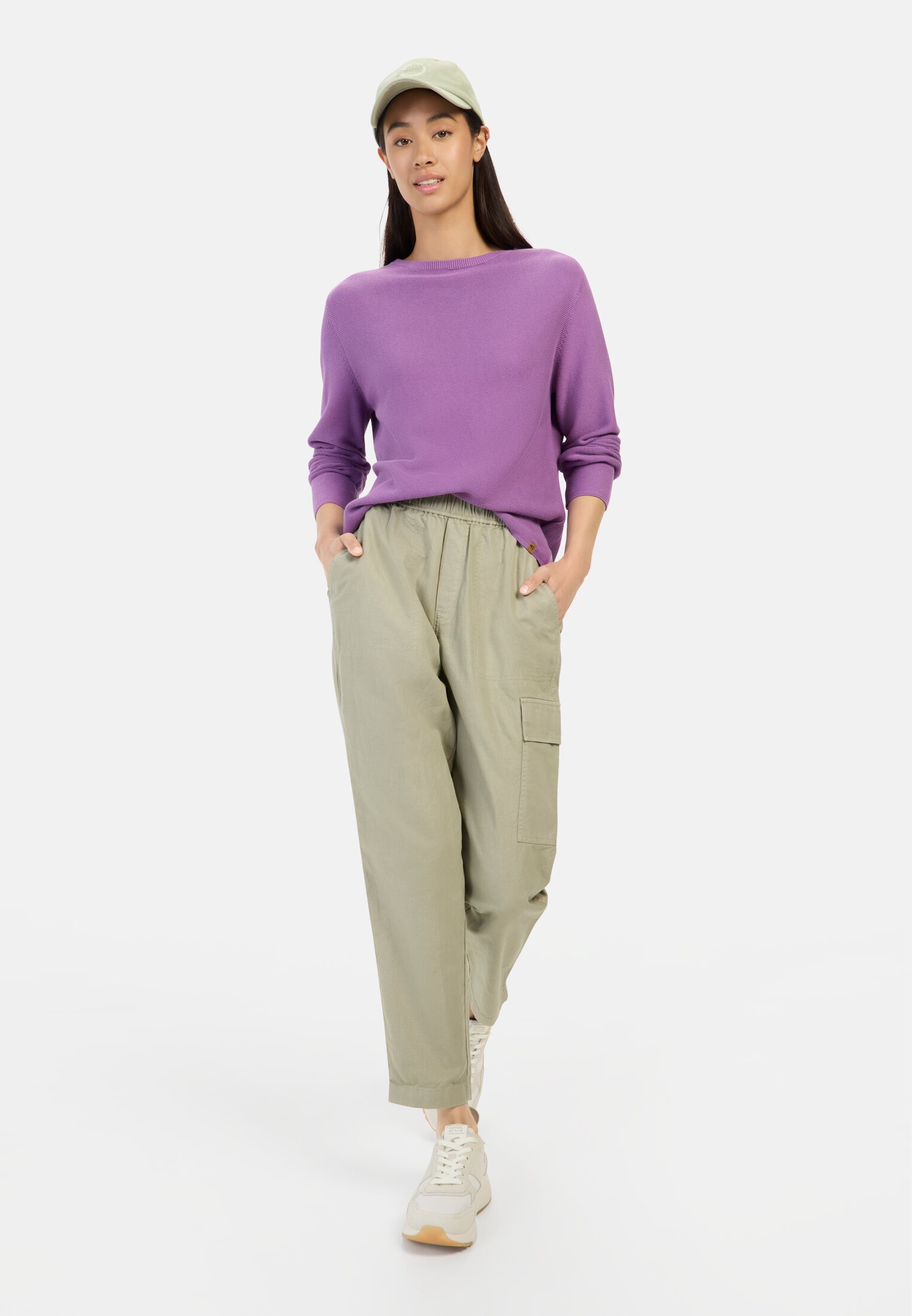 Damen Strickpullover aus reiner Baumwolle Violett getragen vorne Ganzkörper