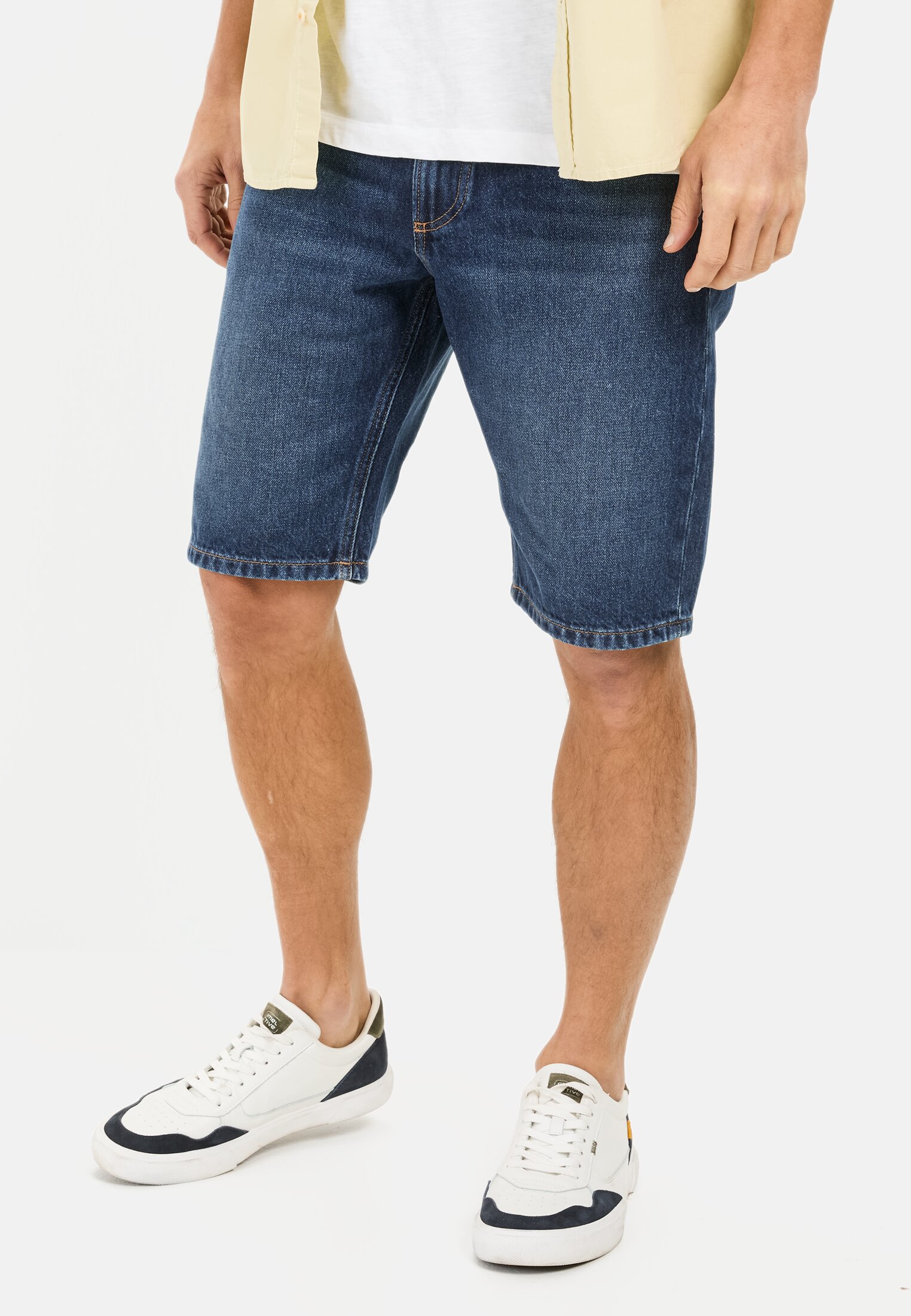 Men 5-pocket denim shorts made of cotton Dark Blue worn front