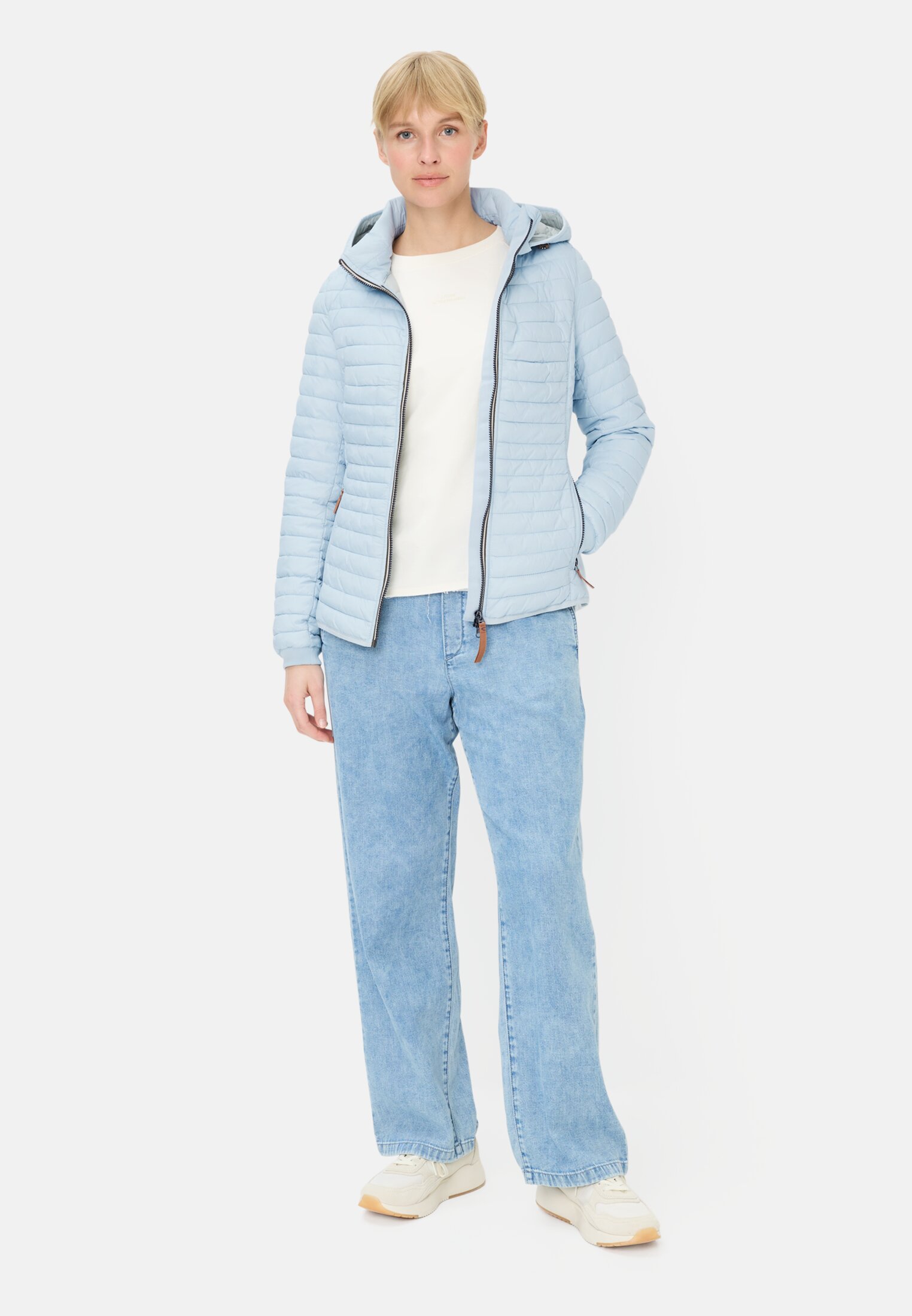 Damen Leichte Steppjacke aus recyceltem Polyamid Hellblau getragen vorne Ganzkörper