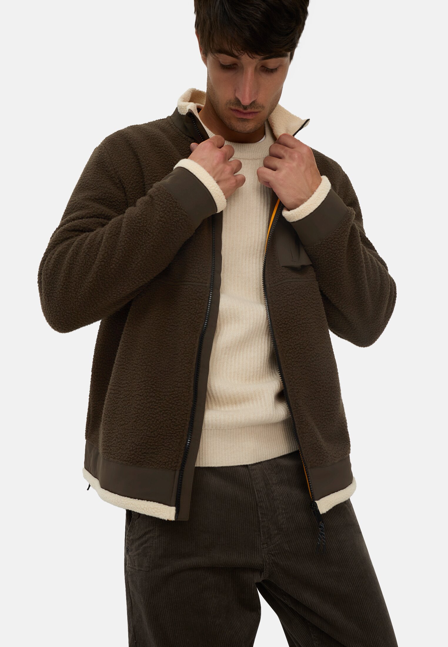Herren Sweatjacke mit Taschen Dunkelbraun getragen emotional