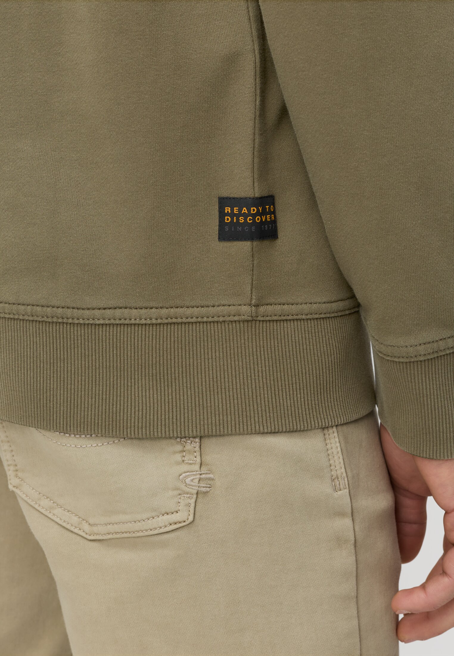 Heren Sweatvest met contrastdetails Olijfgroen gedragen detail dichtbij  