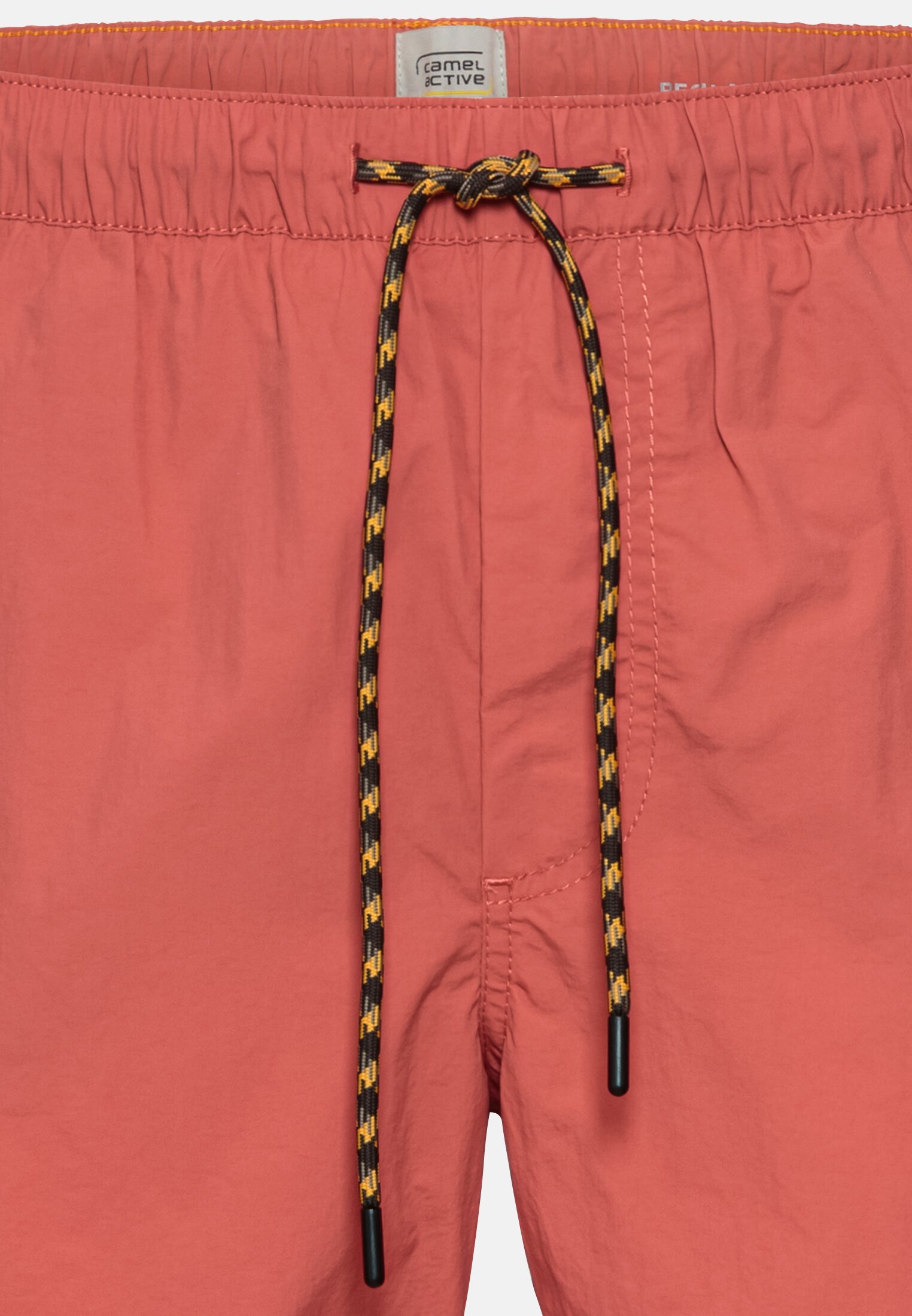 Herren Beach Shorts mit Cargotasche Rot vorne nah
