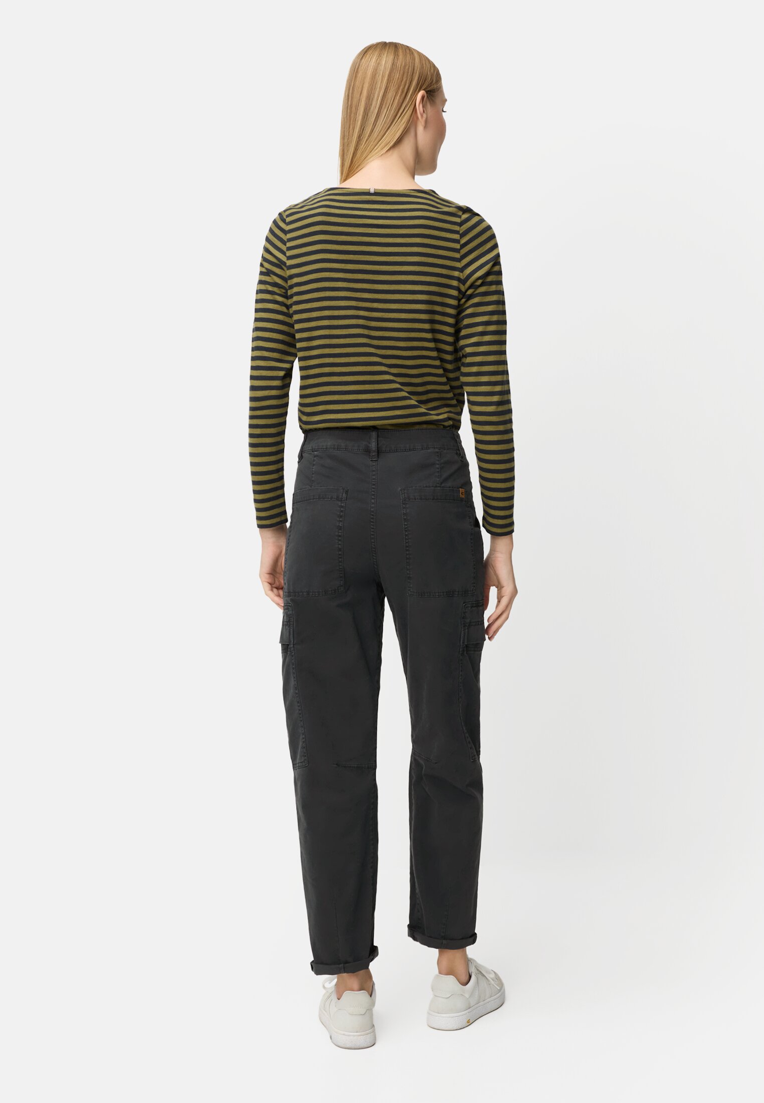 Damen Cargo Hose aus Baumwollmix Kaviar getragen hinten