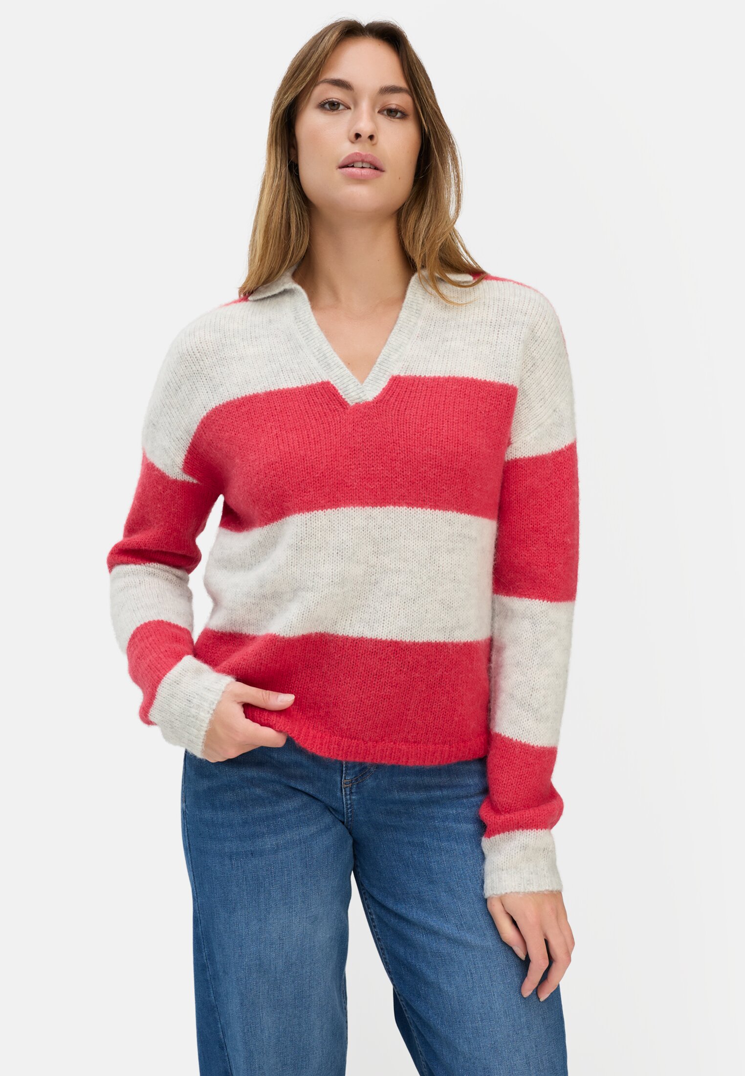 Damen Strickpullover mit Hemdkragen Rot getragen emotional