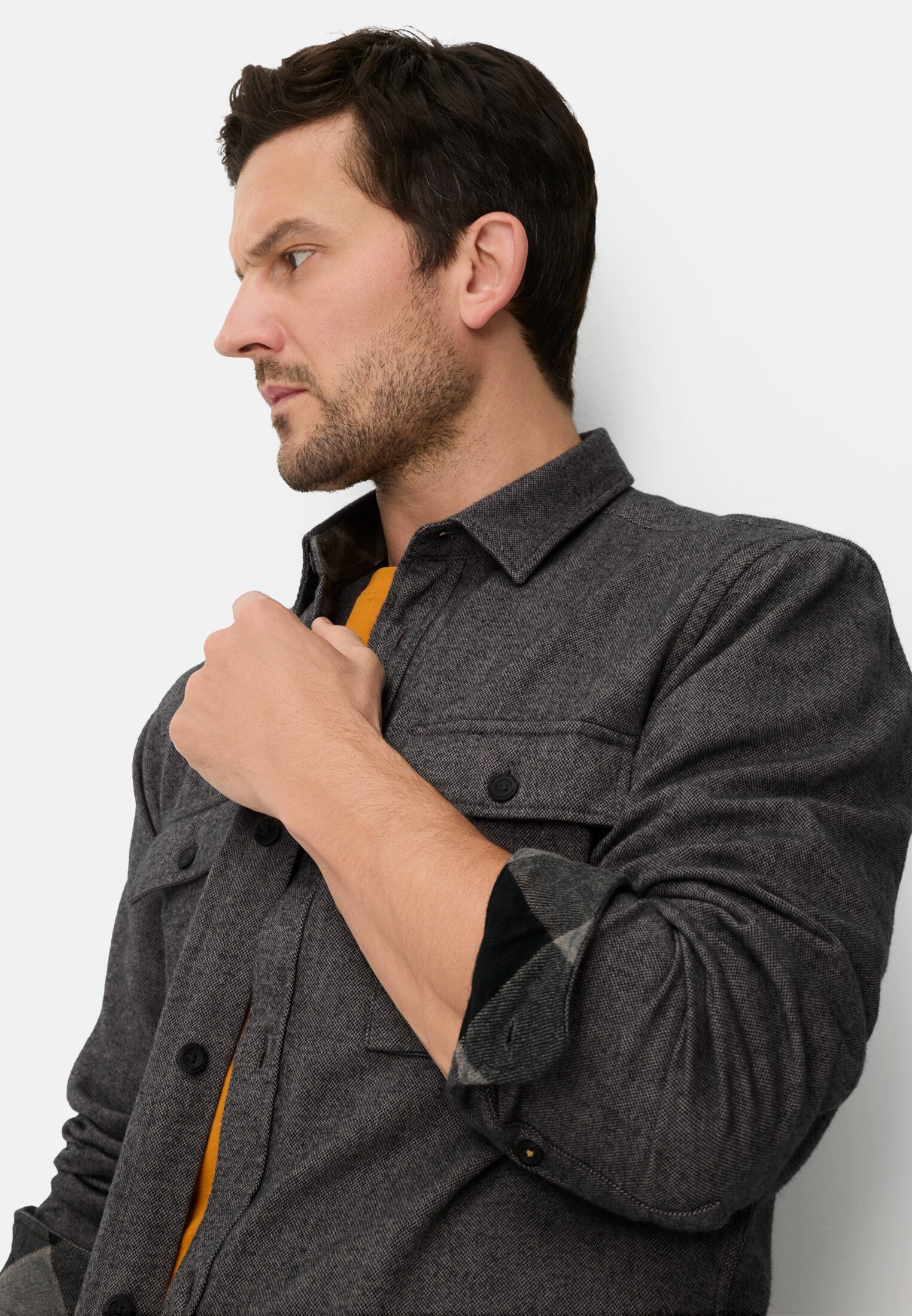 Herren Langarmhemd mit Brusttaschen Steingrau getragen detailliert nah