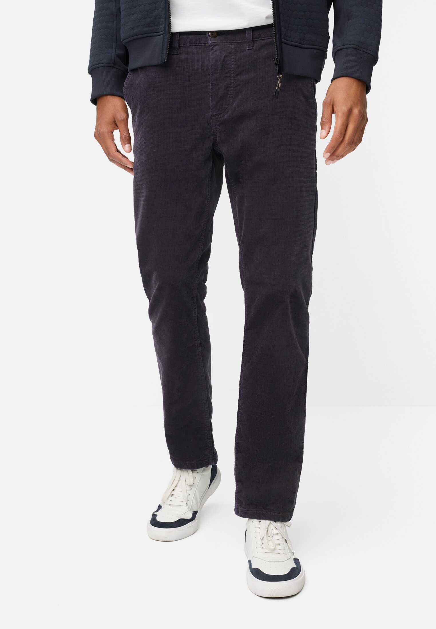 Herren Chino Thermo mit wärmeisolierender Funktion Navyblau getragen vorn