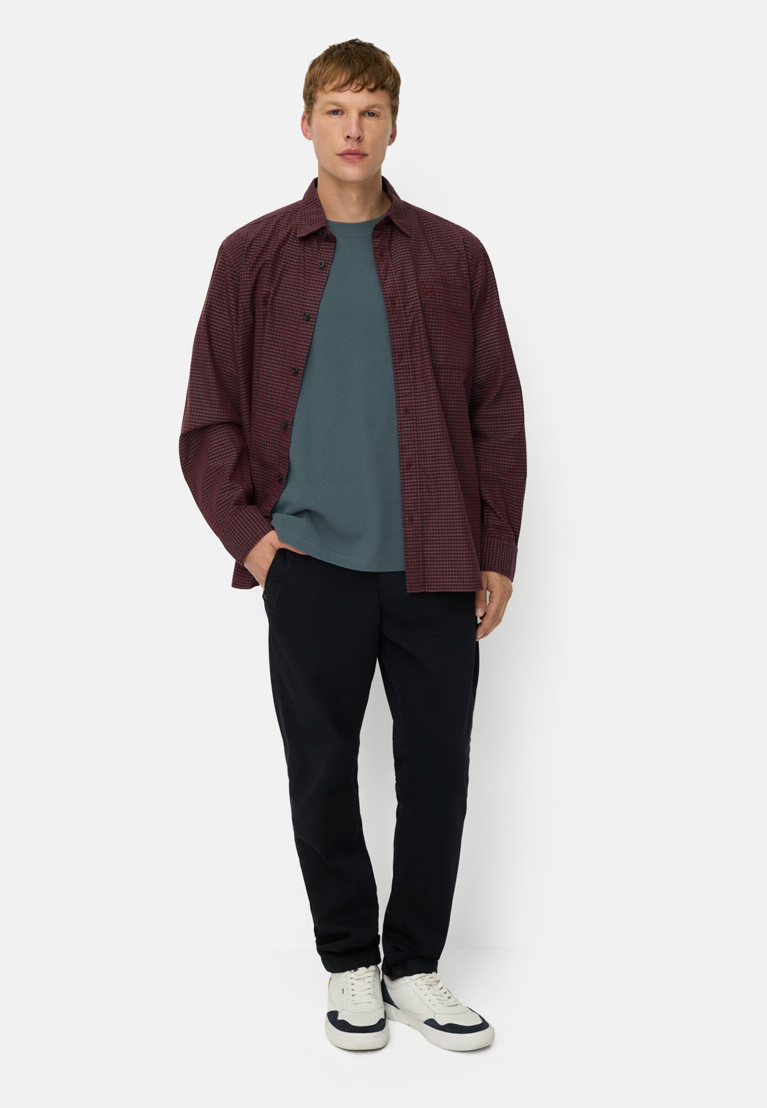 Herren T-Shirt aus Organic Cotton Tintenblau getragen vorne Ganzkörper
