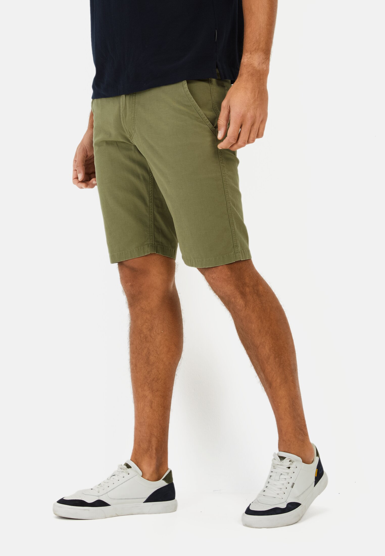 Men Cotton chino shorts with stretch Dark Green worn front