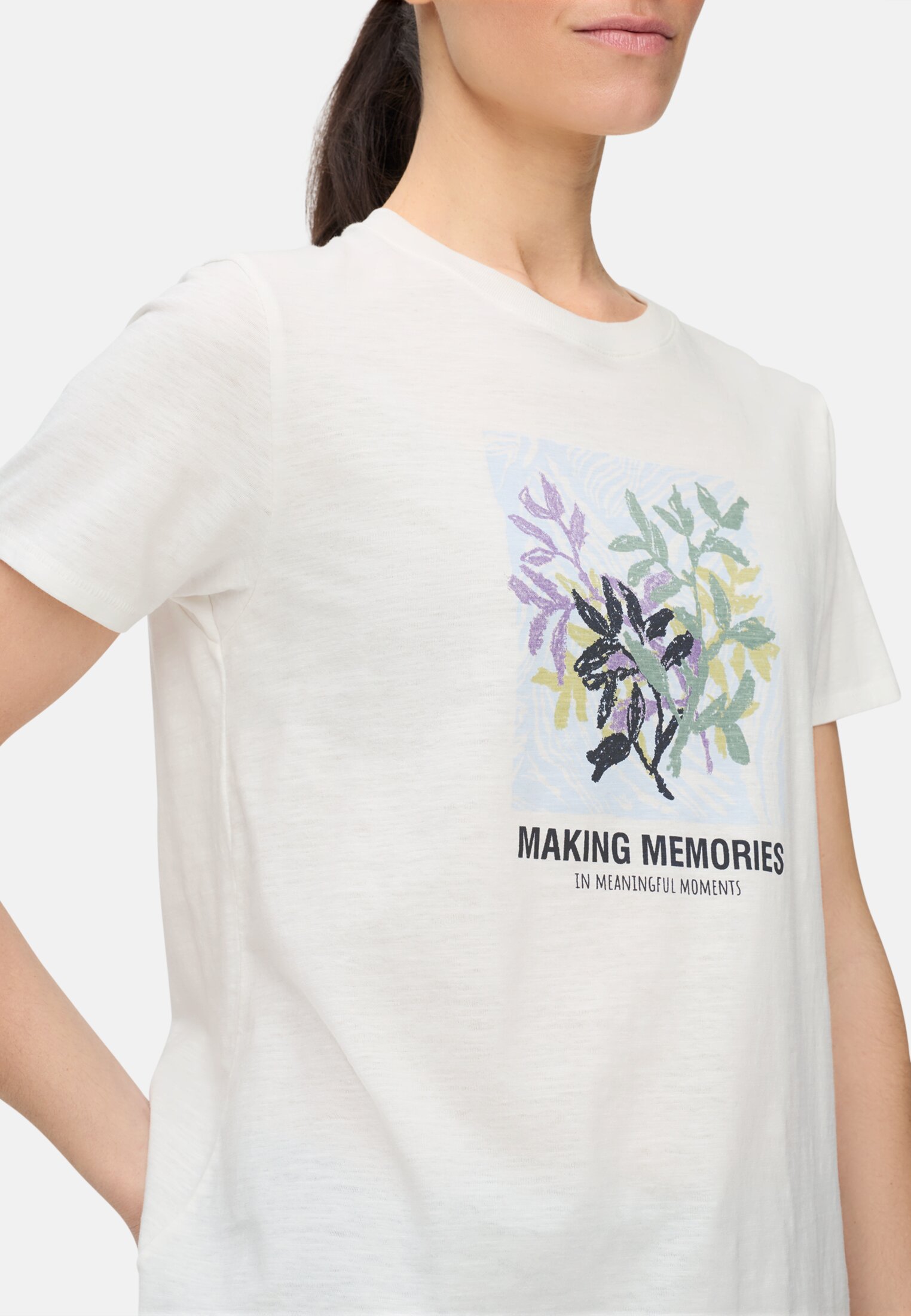 Damen T-Shirt aus reiner Baumwolle Milchweiß getragen detailliert nah