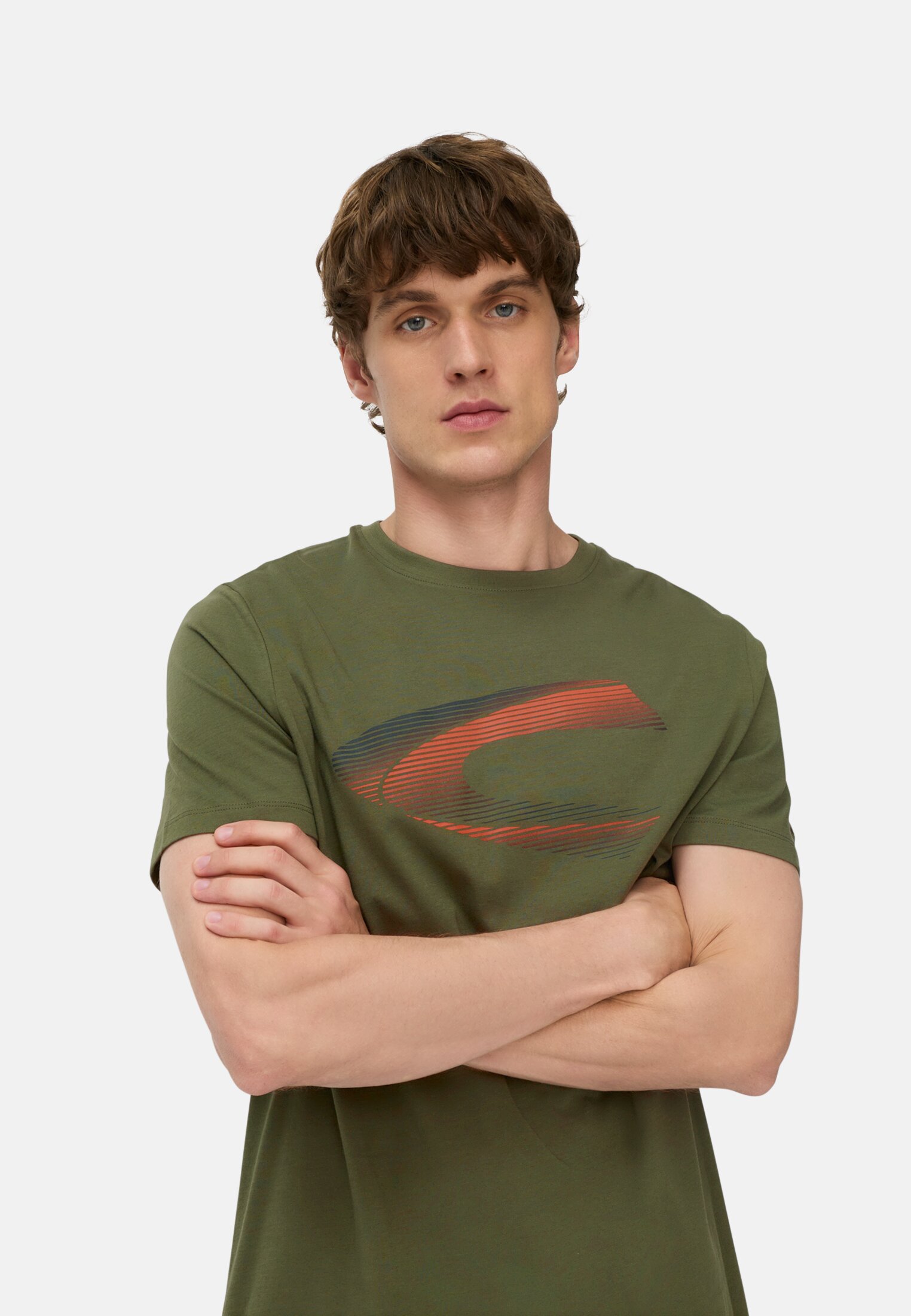 Herren T-Shirt mit Print aus nachhaltigem Organic Cotton Waldgrün getragen emotional