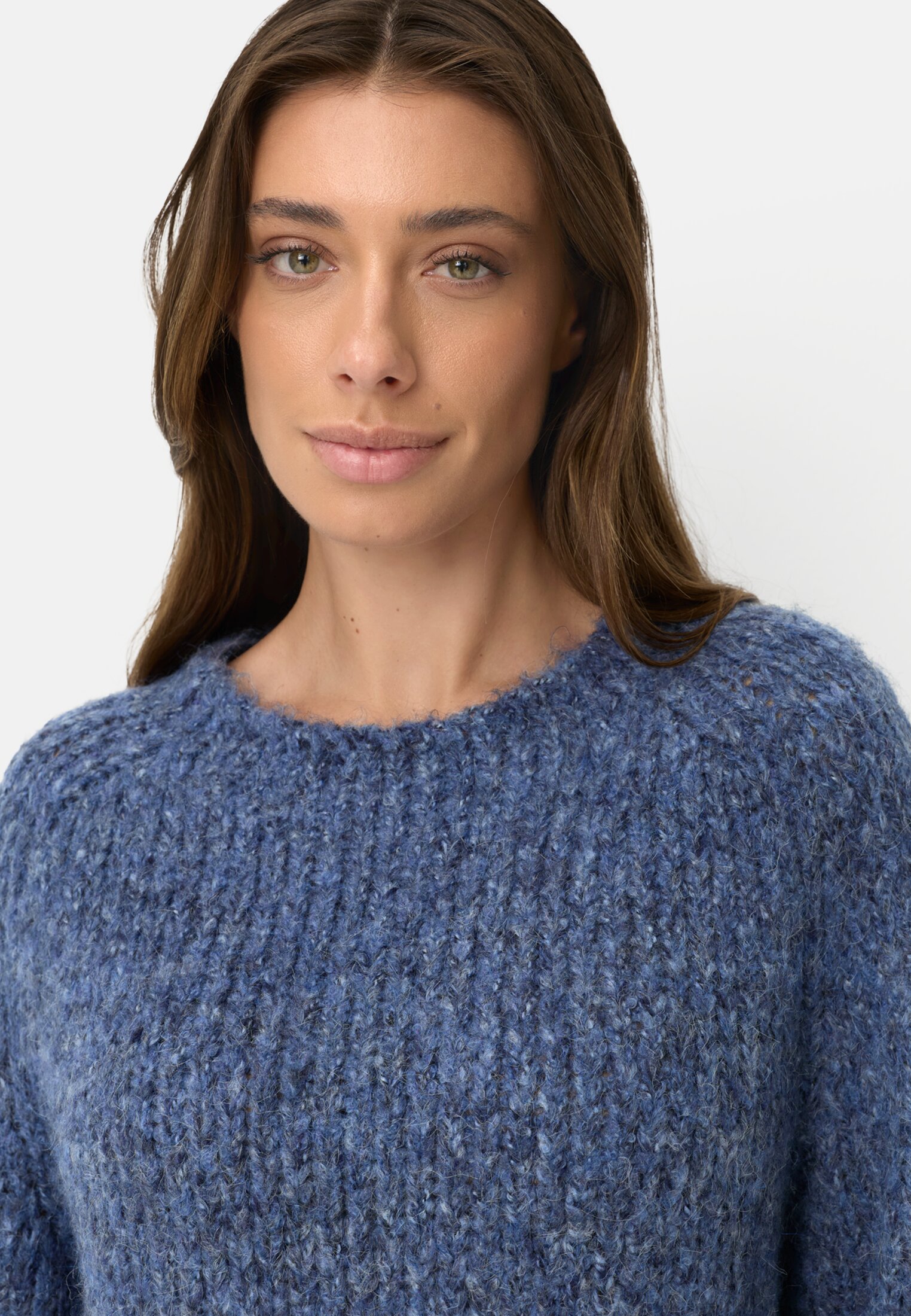 Damen Strickpullover mit weiten Ärmeln Jeansblau getragen detailliert nah