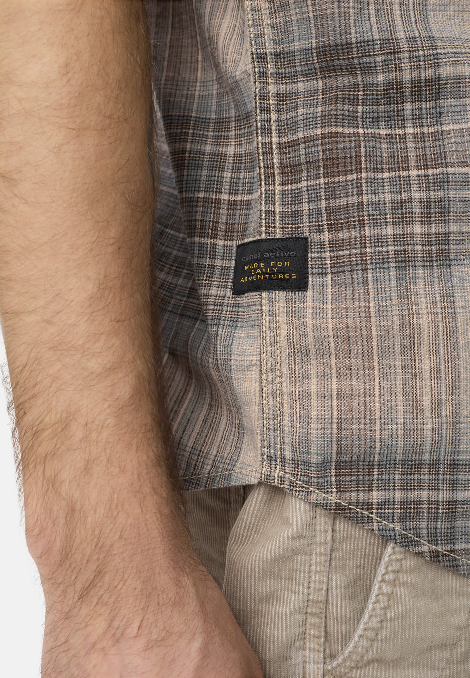 Heren Korte mouwen shirt met borstzakken Slibbruin gedragen detail dichtbij