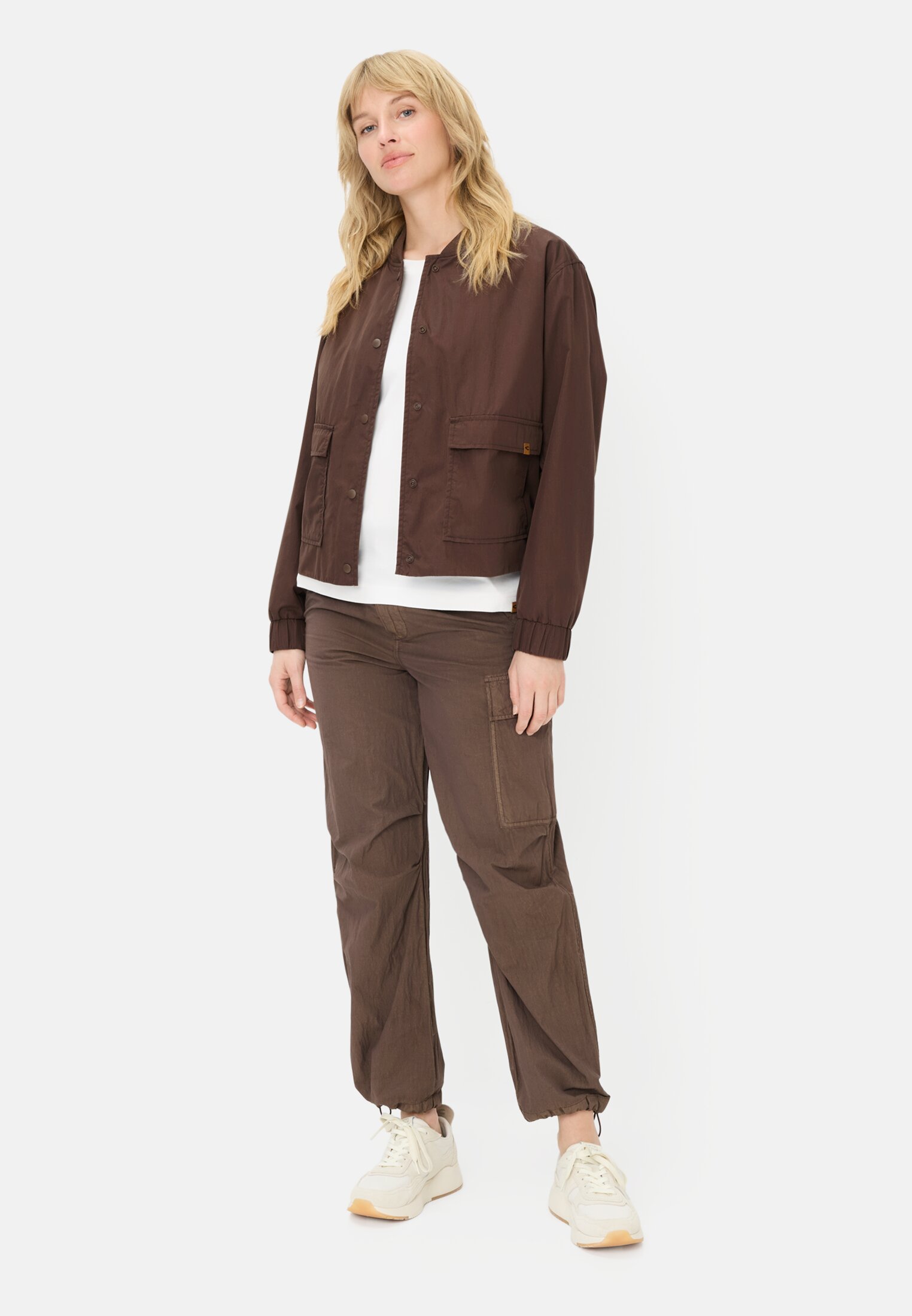 Damen Indoor Blazer mit Bomberkragen Braun getragen vorne Ganzkörper