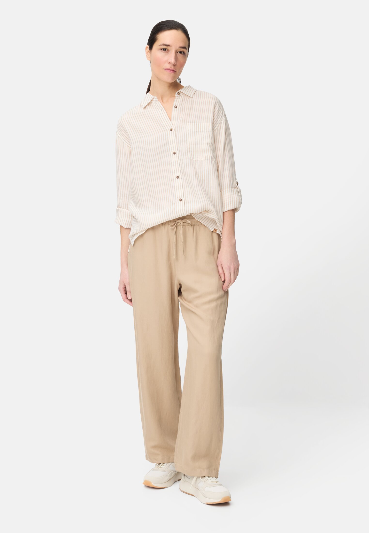 Damen Bluse mit Kentkragen Sand getragen vorne Ganzkörper