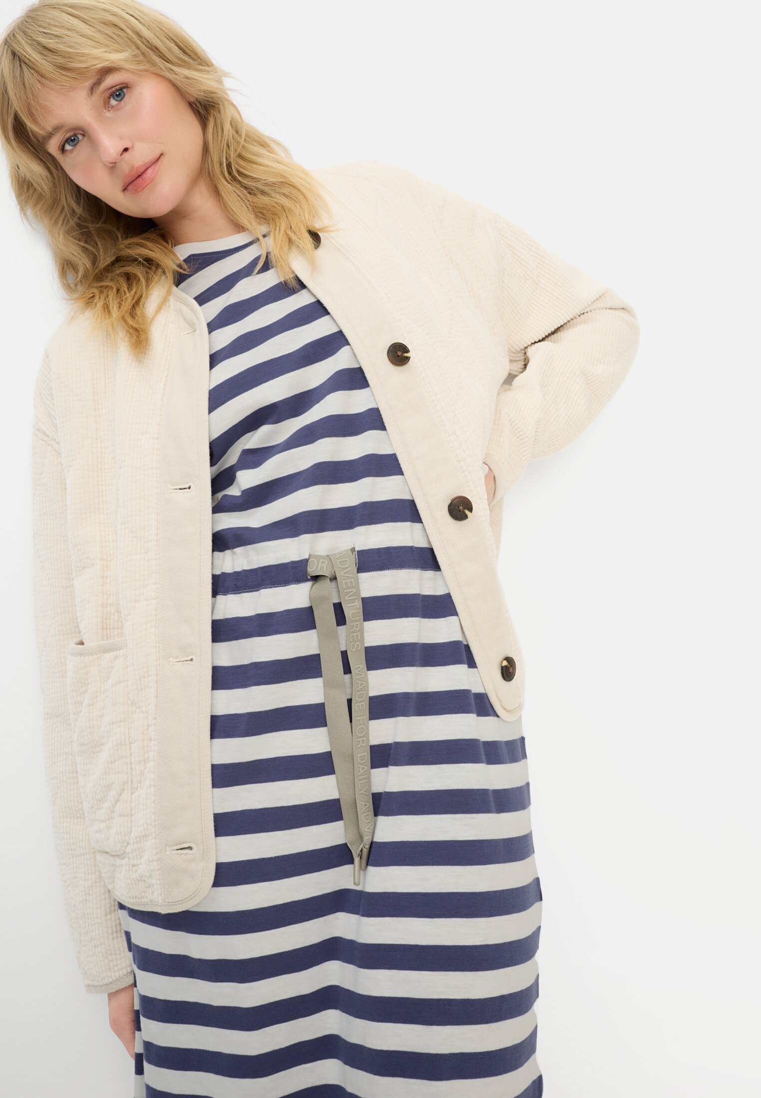 Damen Kleid mit Tunnelzug Ozeanblau getragen emotional