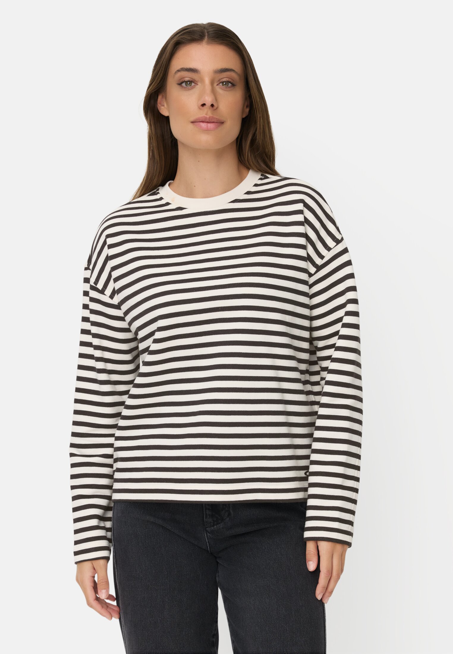 Damen Sweatshirt aus 100% Baumwolle Schwarzweiß getragen vorn