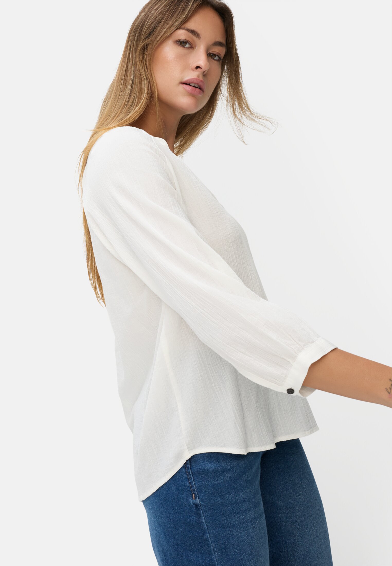 Damen Oversize-Bluse mit Stehkragen Milchweiß getragen emotional