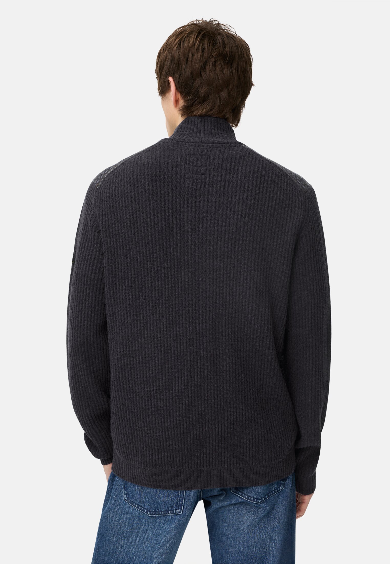 Strickjacke mit Stehkragen Navyblau getragen hinten