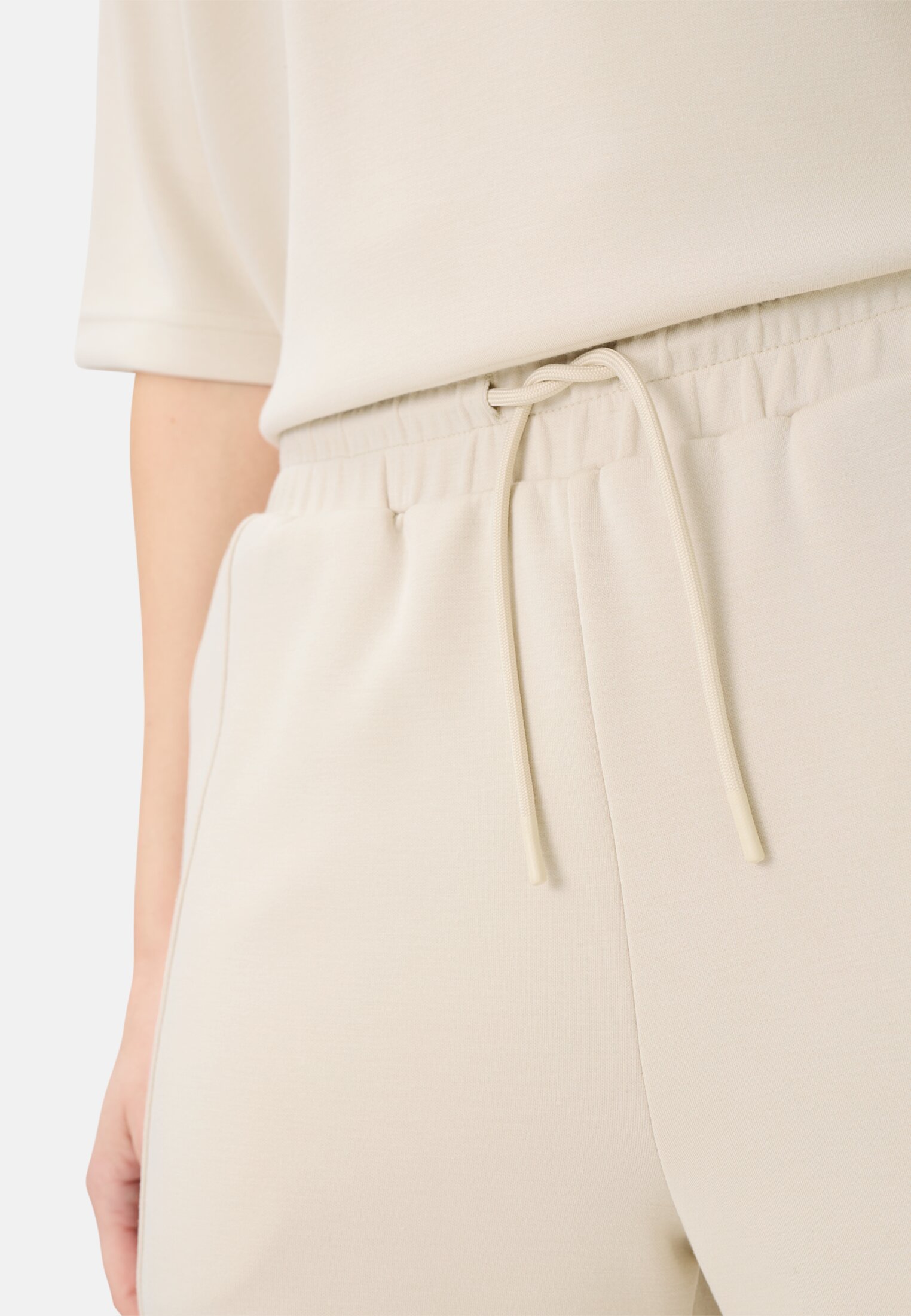Damen Hose mit Tunnelzug Perlweiß getragen detailliert nah